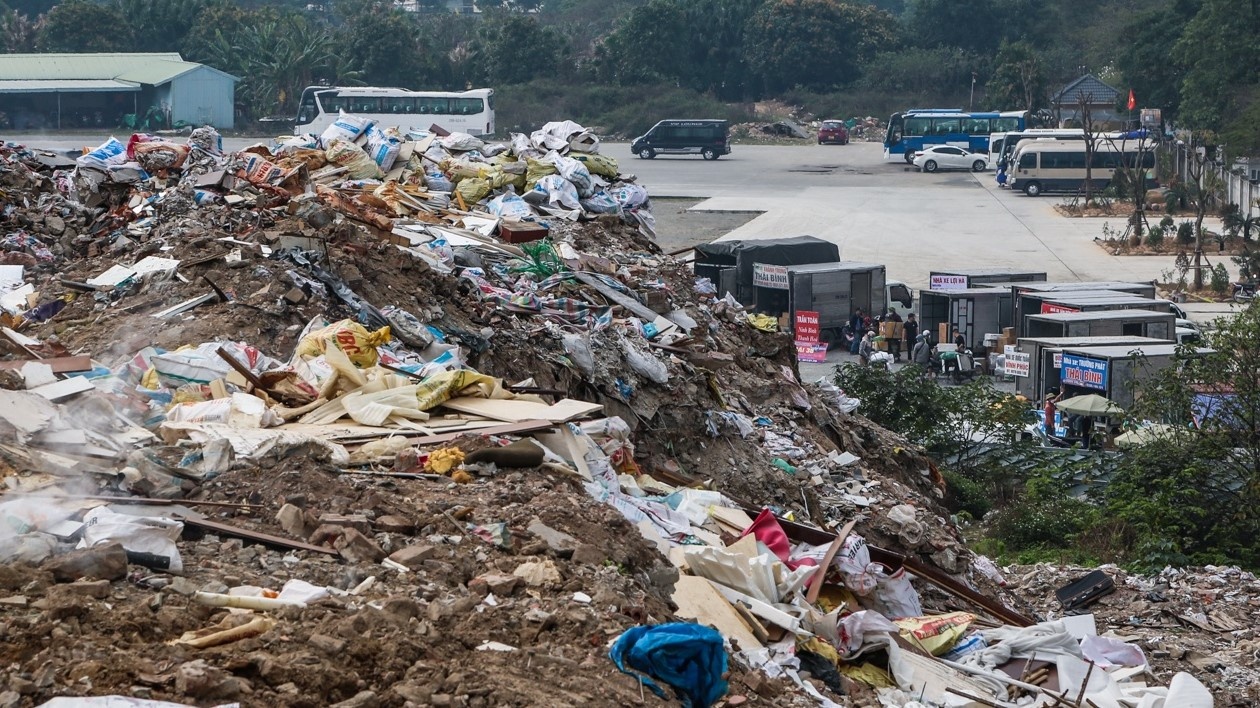 Bai rac 'khong lo' vay kin chung cu o Ha Noi hinh anh