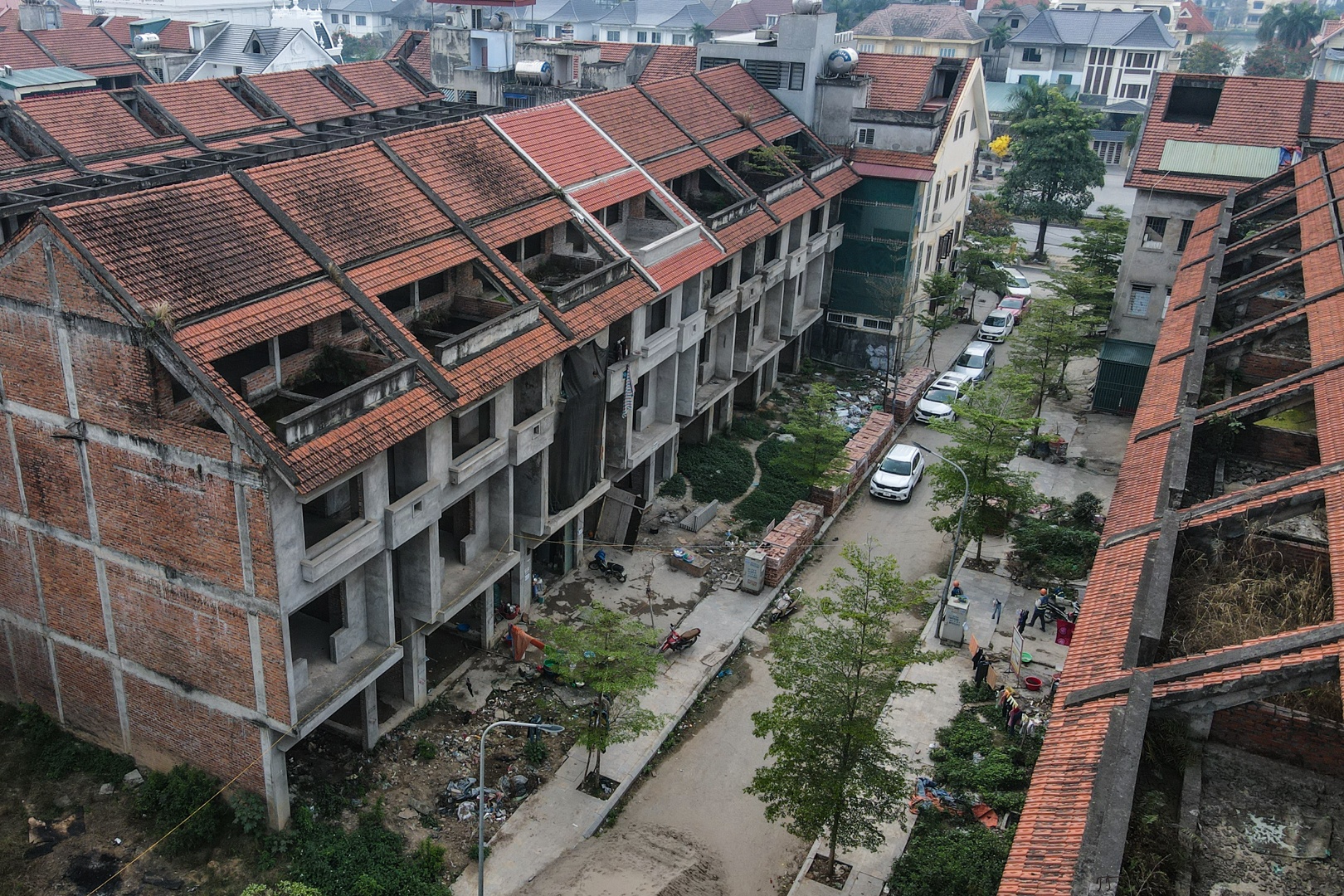 Cuoc song cua hang chuc cong nhan trong khu biet thu bo khong hinh anh