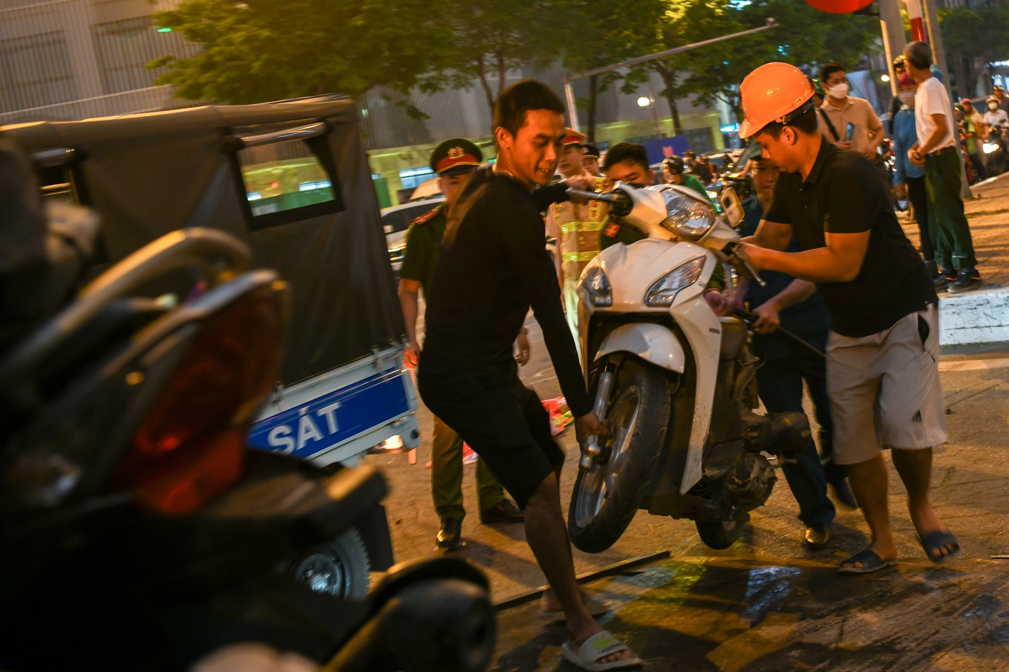 ôtô tông 17 xe máy ảnh 7 oto tong 17 xe may anh 7