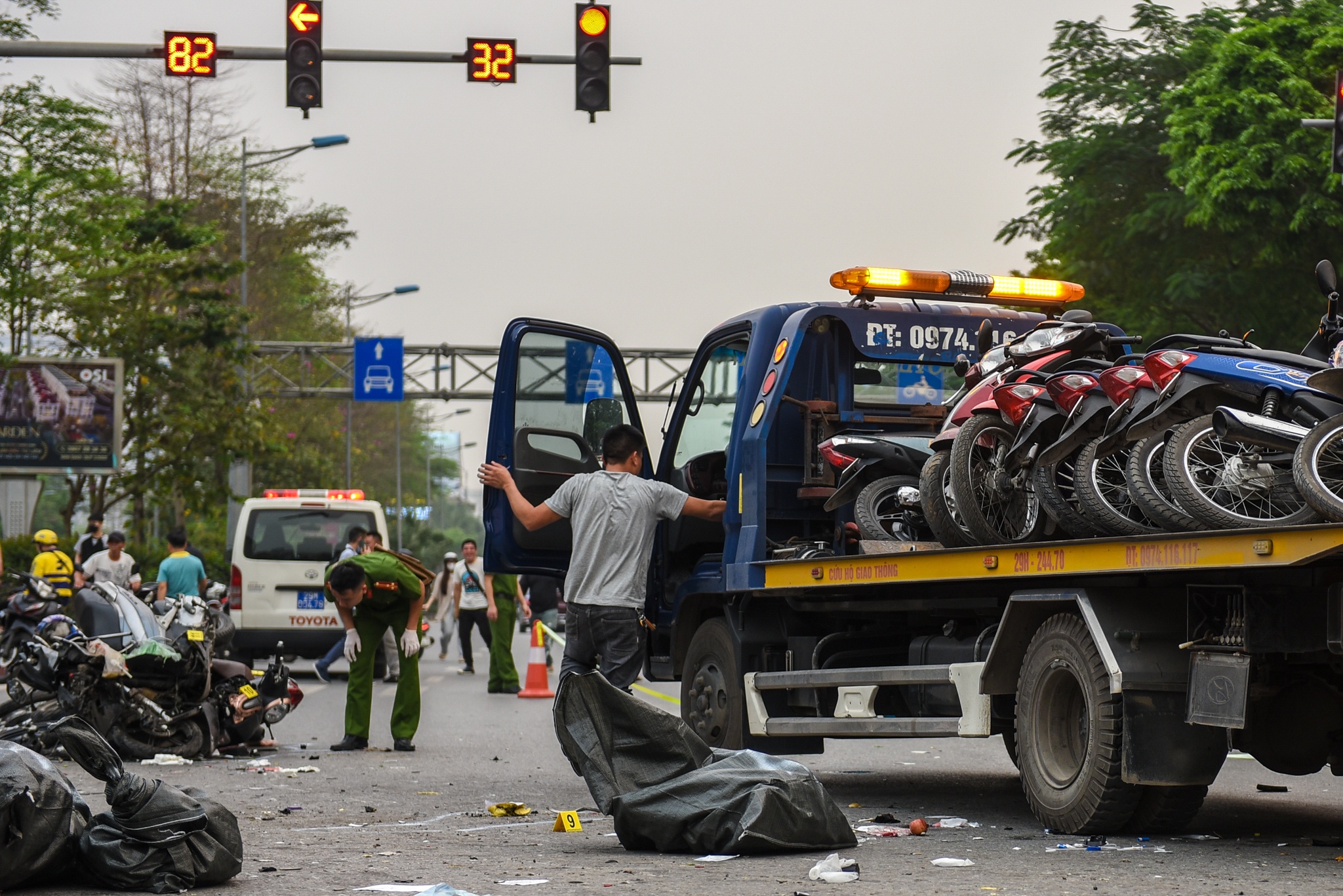 ôtô tông 17 xe máy ảnh 8 oto tong 17 xe may anh 8