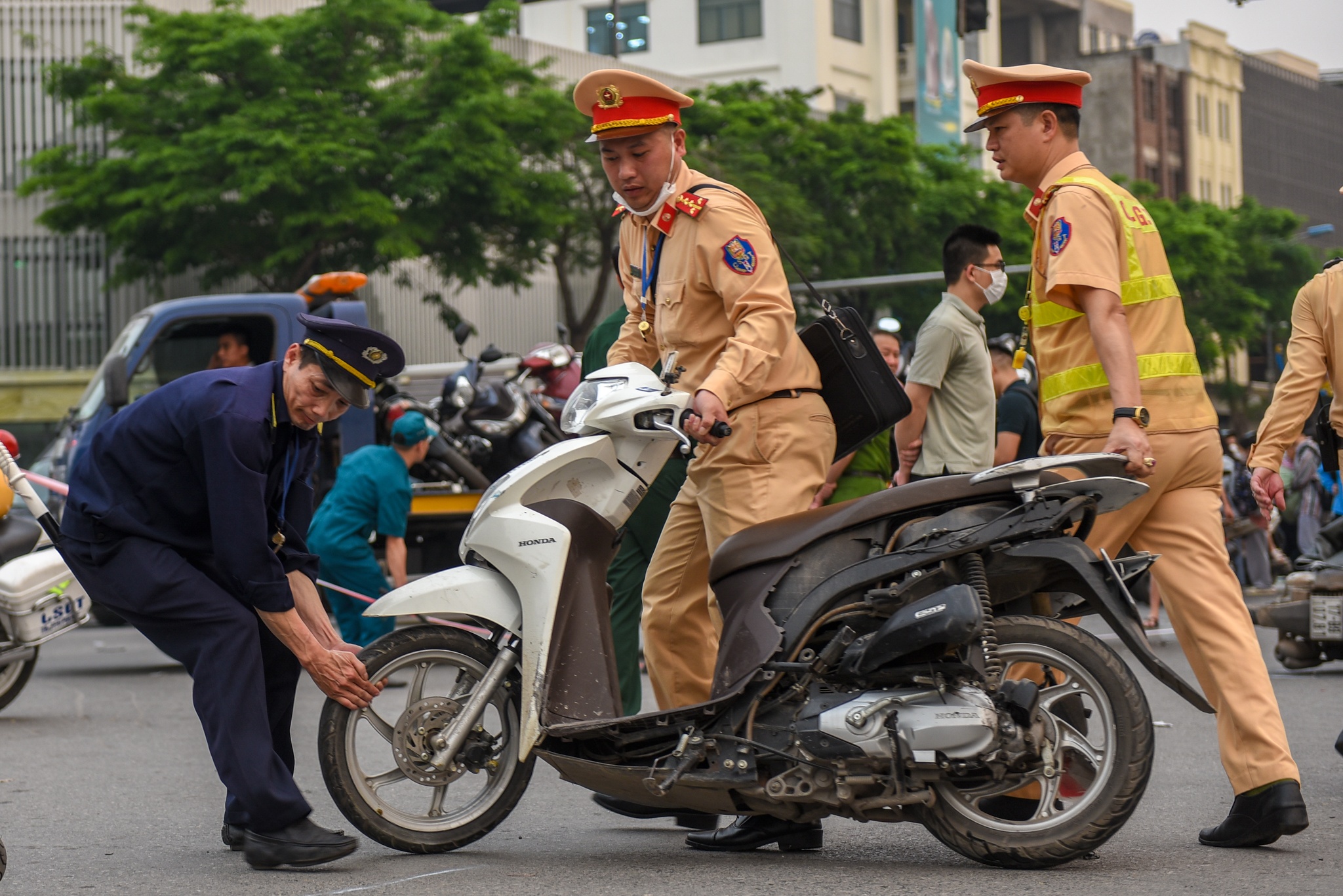 ôtô tông 17 xe máy ảnh 4 oto tong 17 xe may anh 4