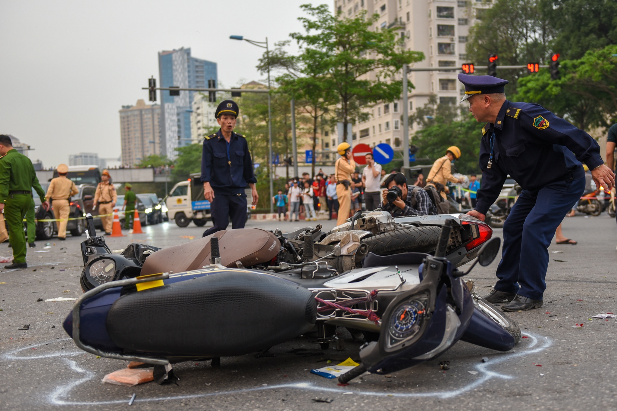 ôtô tông 17 xe máy ảnh 5 oto tong 17 xe may anh 5