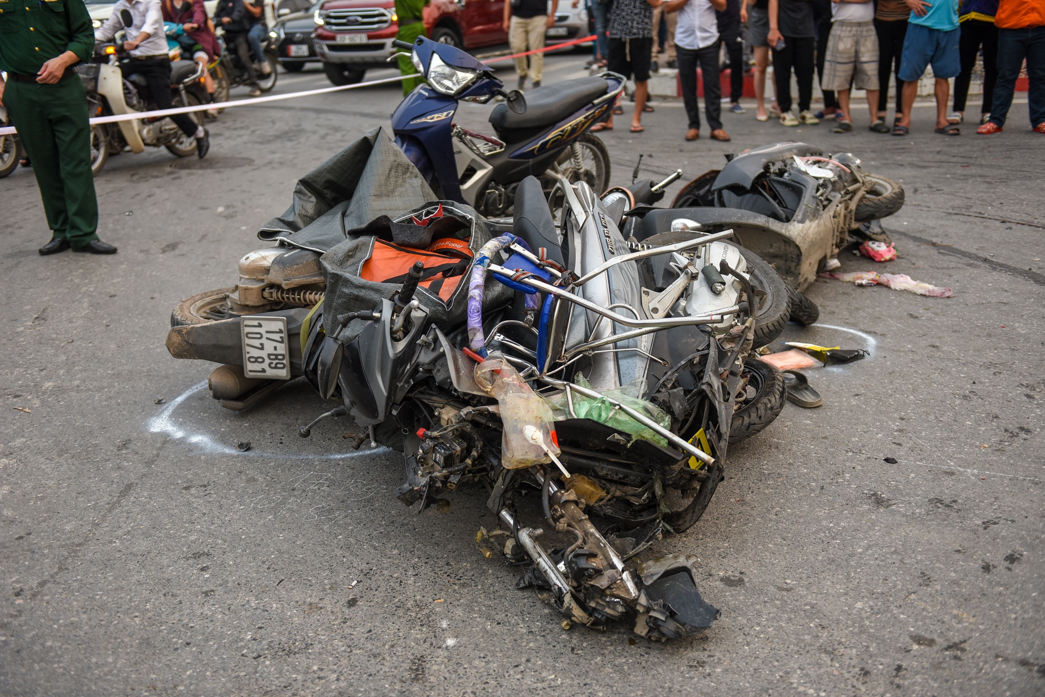 ôtô tông 17 xe máy ảnh 6 oto tong 17 xe may anh 6