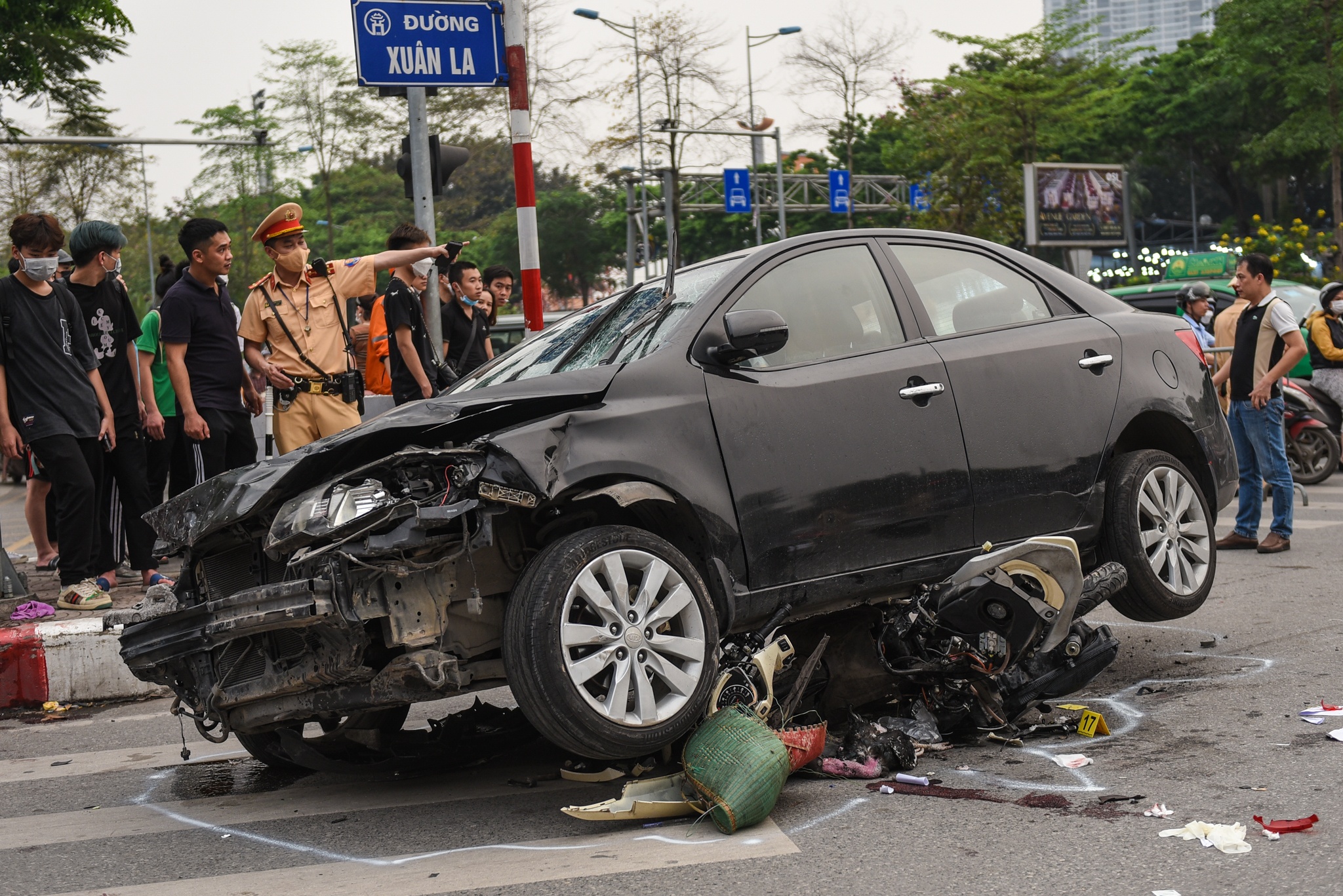 Manh vo vang xa hon 100 m sau khi oto tong 17 xe may hinh anh