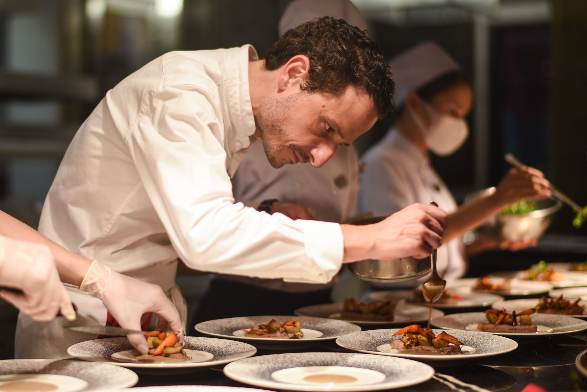 Di tu TP.HCM ra Ha Noi an mon dui ech cua dau bep dat sao Michelin hinh anh