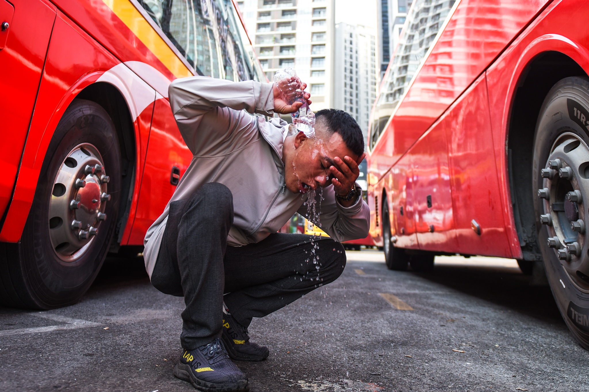 Doi nang di lam trong ngay Ha Noi nong 42 do C hinh anh