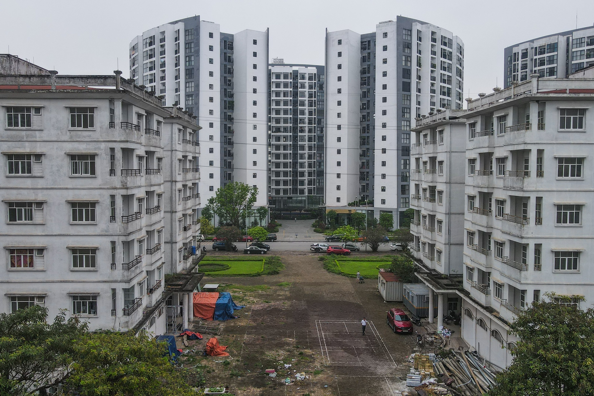 Nha o tai dinh cu bo hoang thanh noi vut rac, trong rau hinh anh