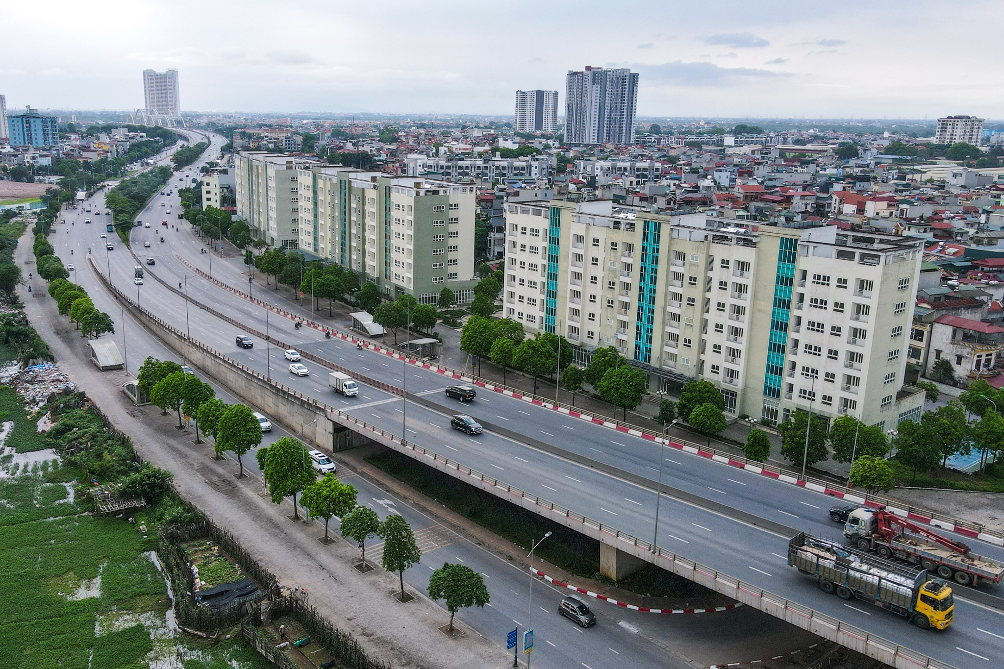 5 toa nha gian dan pho co bi bo hoang hon thap ky o Ha Noi hinh anh