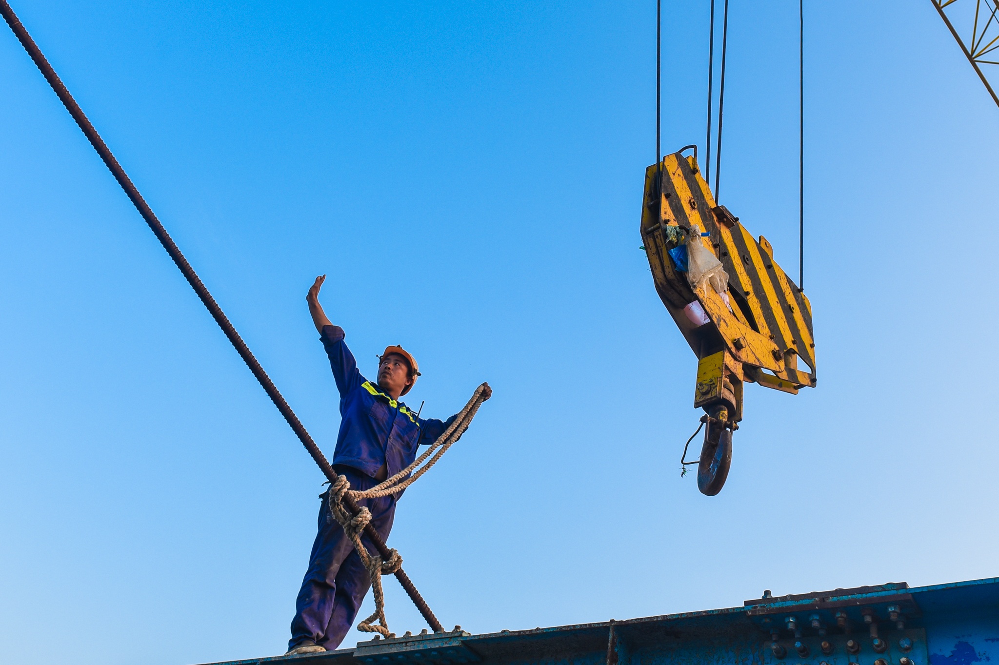 Hang tram cong nhan doi nang thi cong cau Vinh Tuy 2 hinh anh