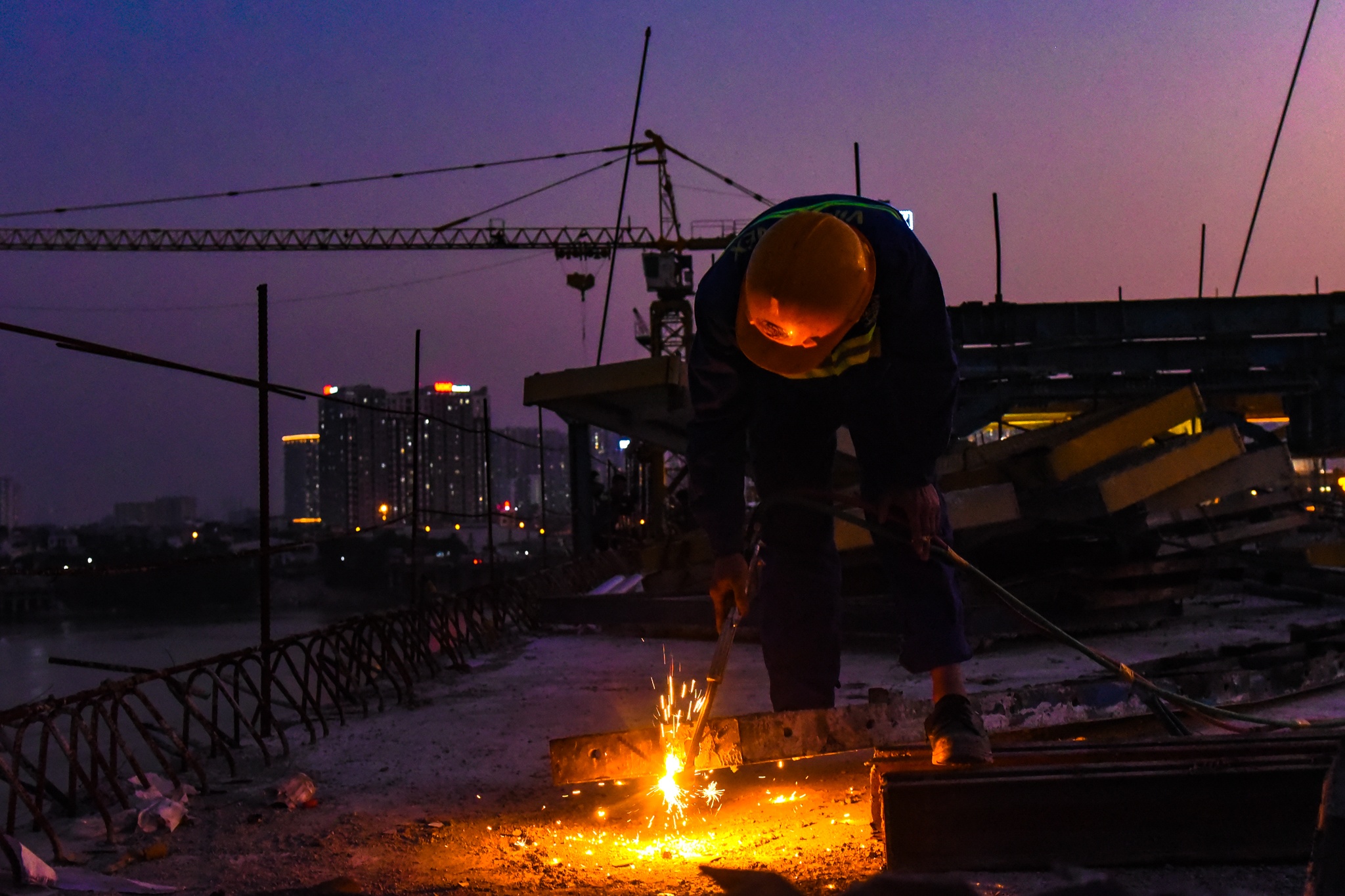 thi cong cau Vinh Tuy anh 9