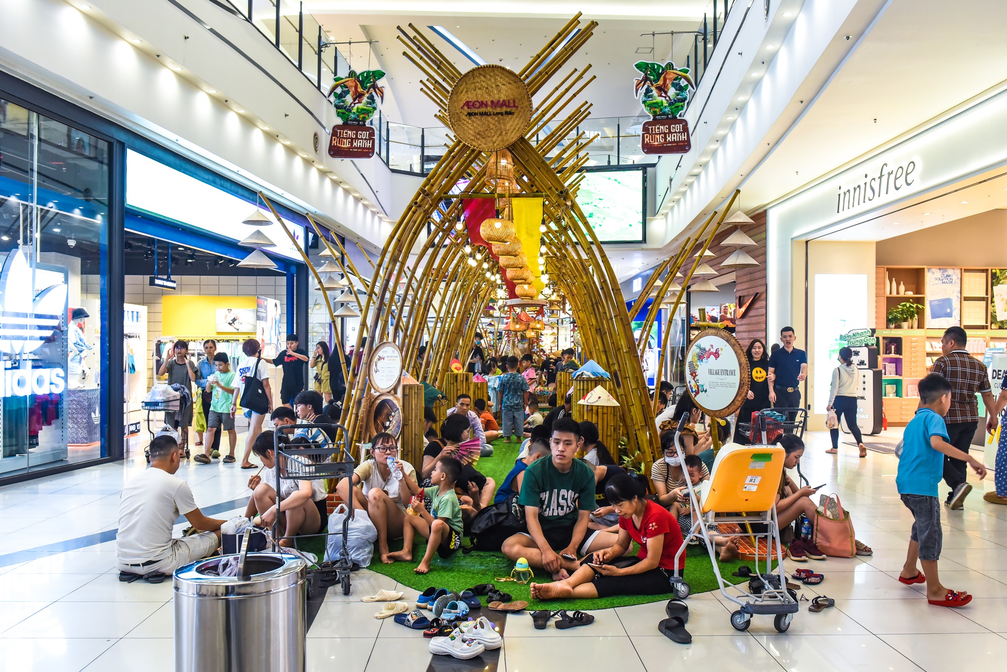 Hoc sinh den trung tam thuong mai on thi, tron nong vi cat dien hinh anh