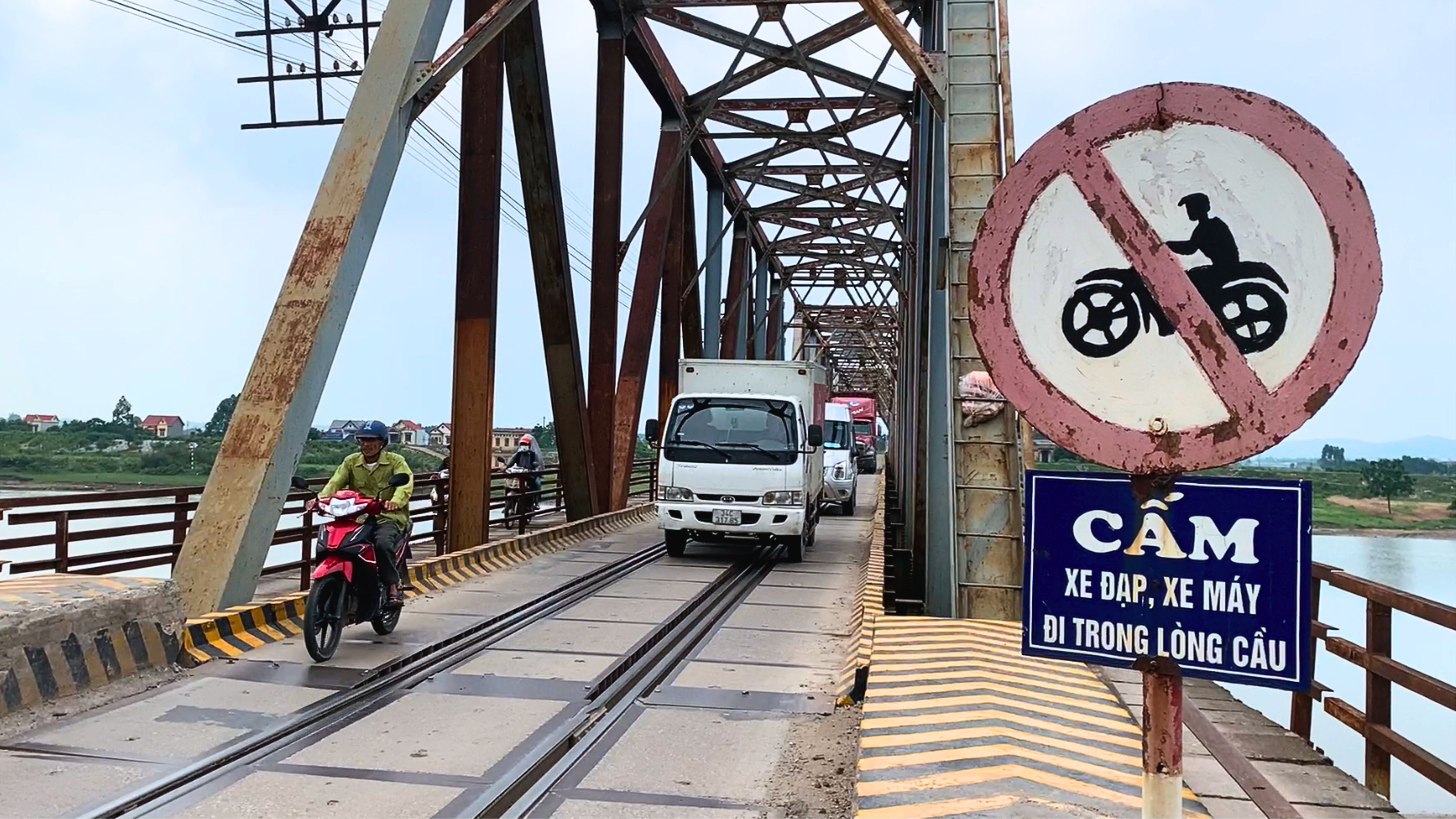 Cay cau duy nhat ca nuoc con dung chung cho ca tau lua, oto va xe may hinh anh