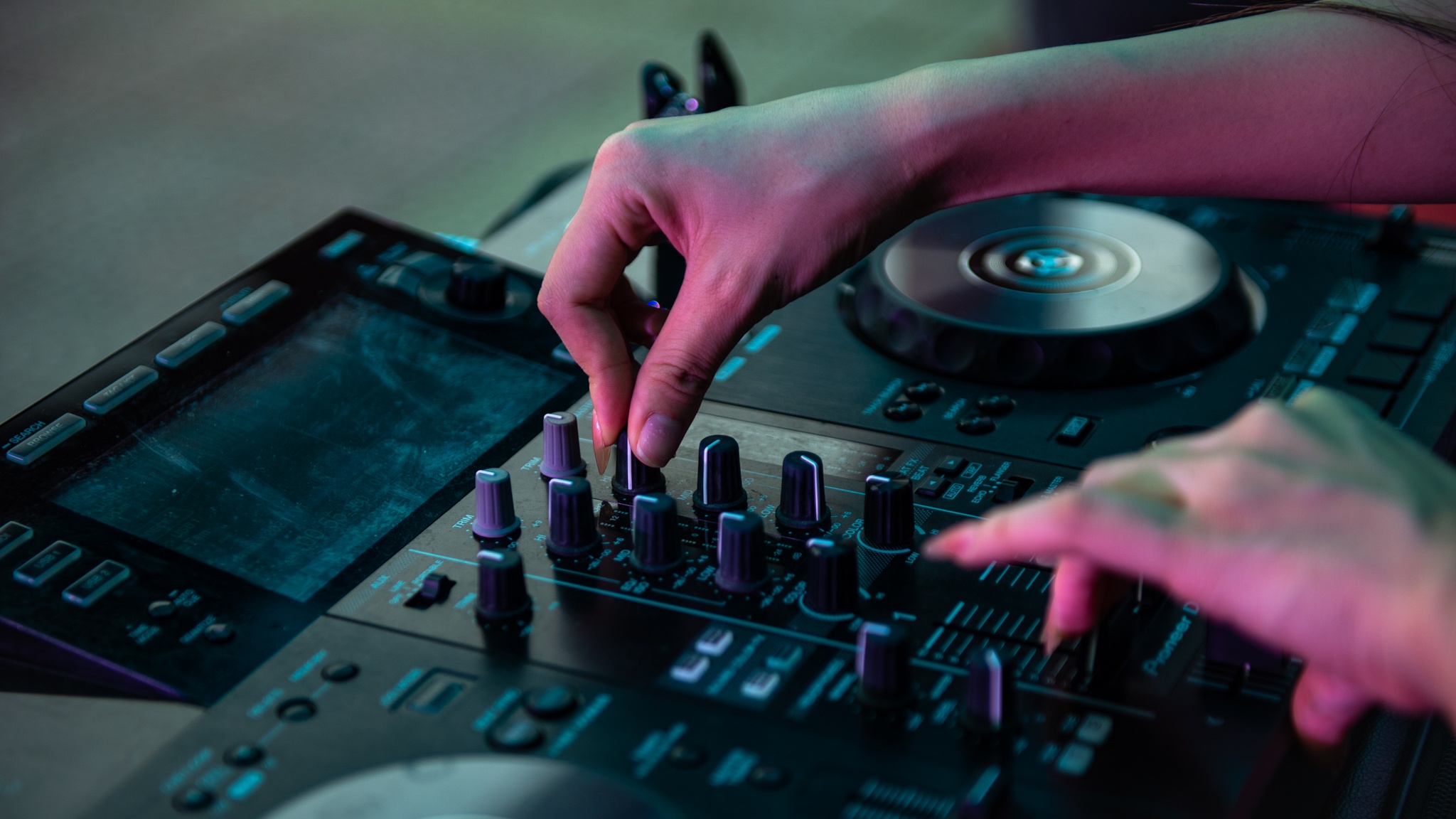 nghệ sĩ tuồng kiêm DJ ảnh 5 nghe si tuong kiem DJ anh 5