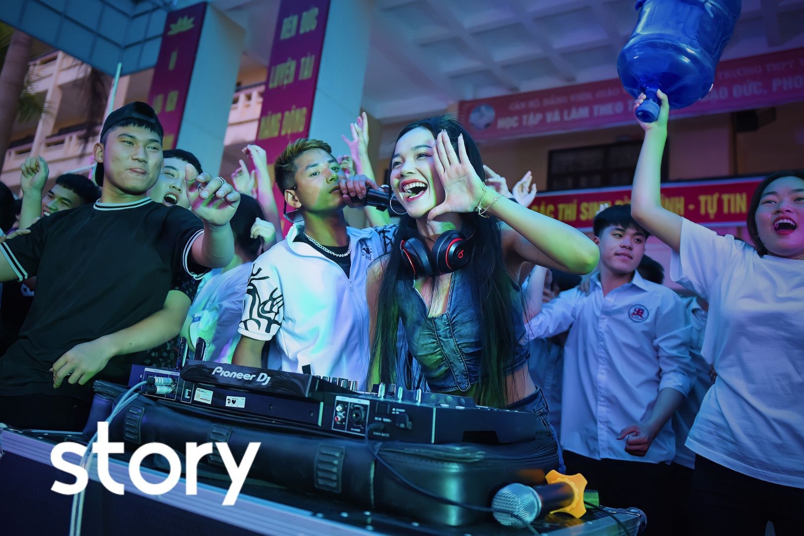 Dien vien tuong kiem them nghe DJ de kiem song hinh anh