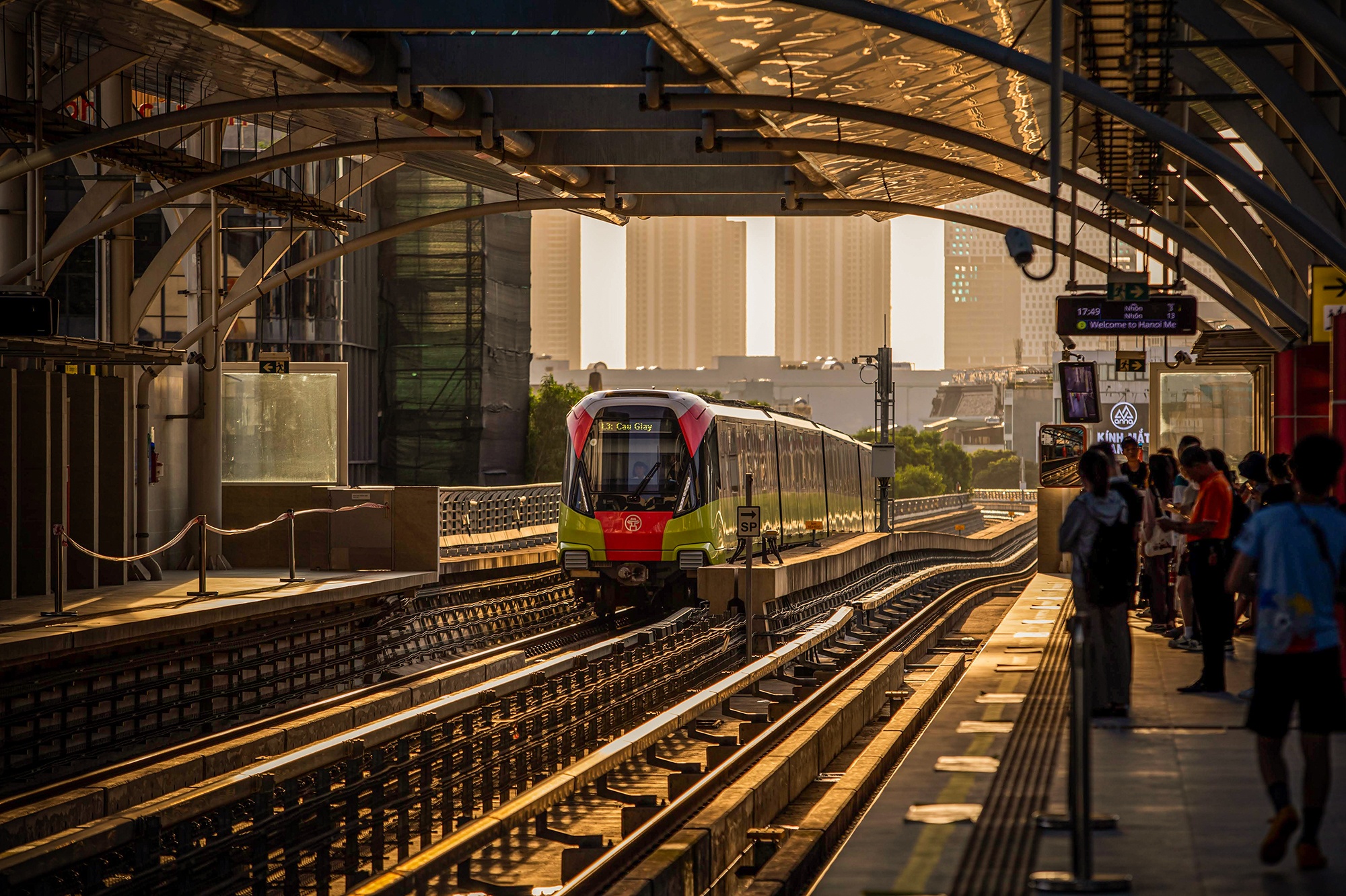 Khoanh khac hoang hon sieu thuc tren ga tau Metro Nhon - Ga Ha Noi hinh anh