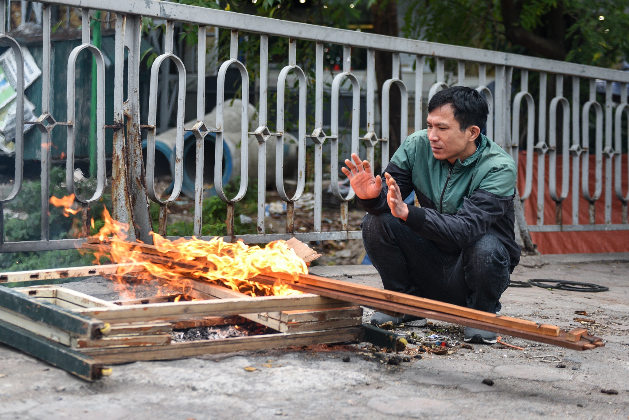 Nguoi dan dot lua suoi am trong ngay lanh dot ngot o Ha Noi hinh anh