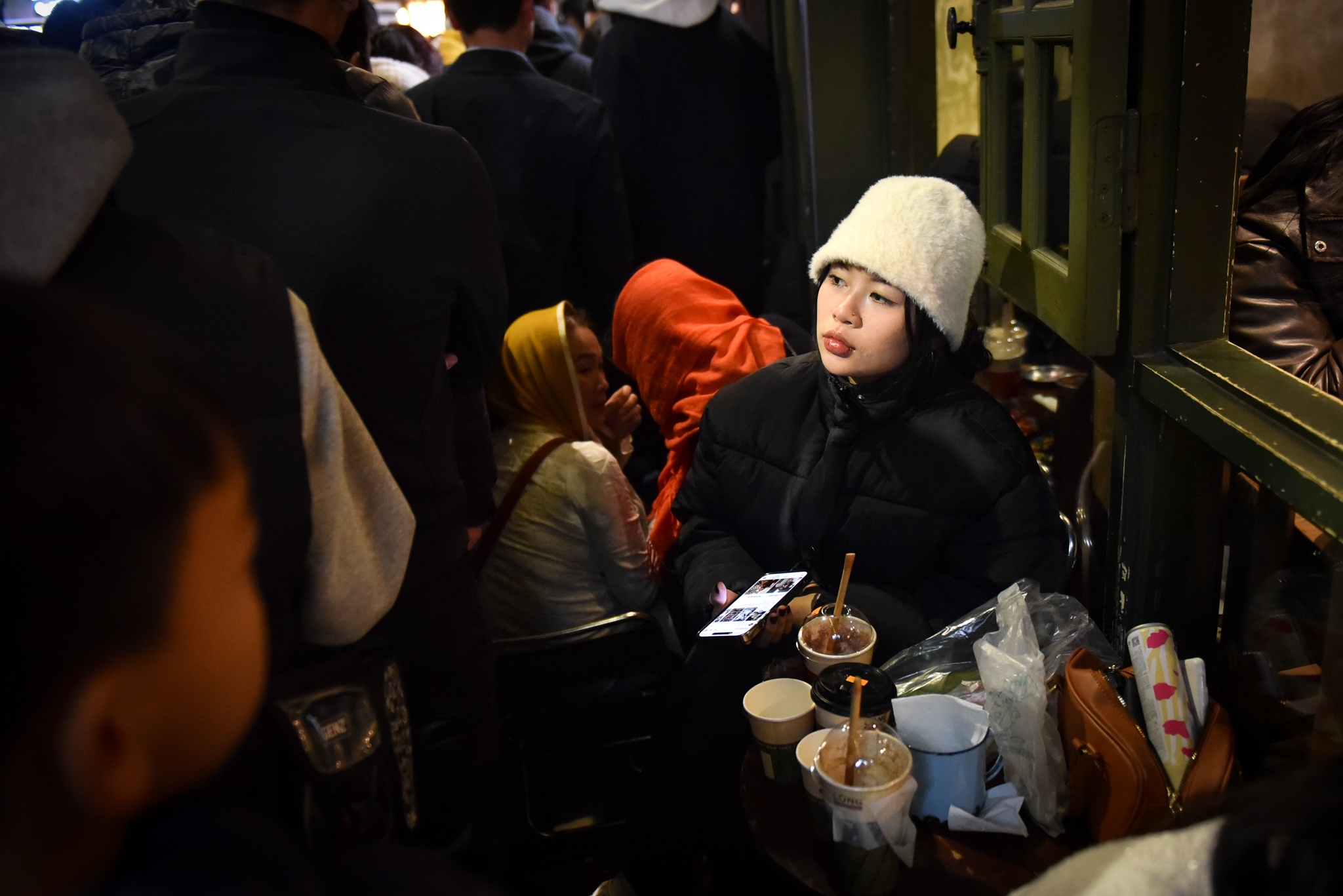 Doi 7 tieng, uong 3 coc ca phe nhung van chua duoc ve nha dem Noel hinh anh