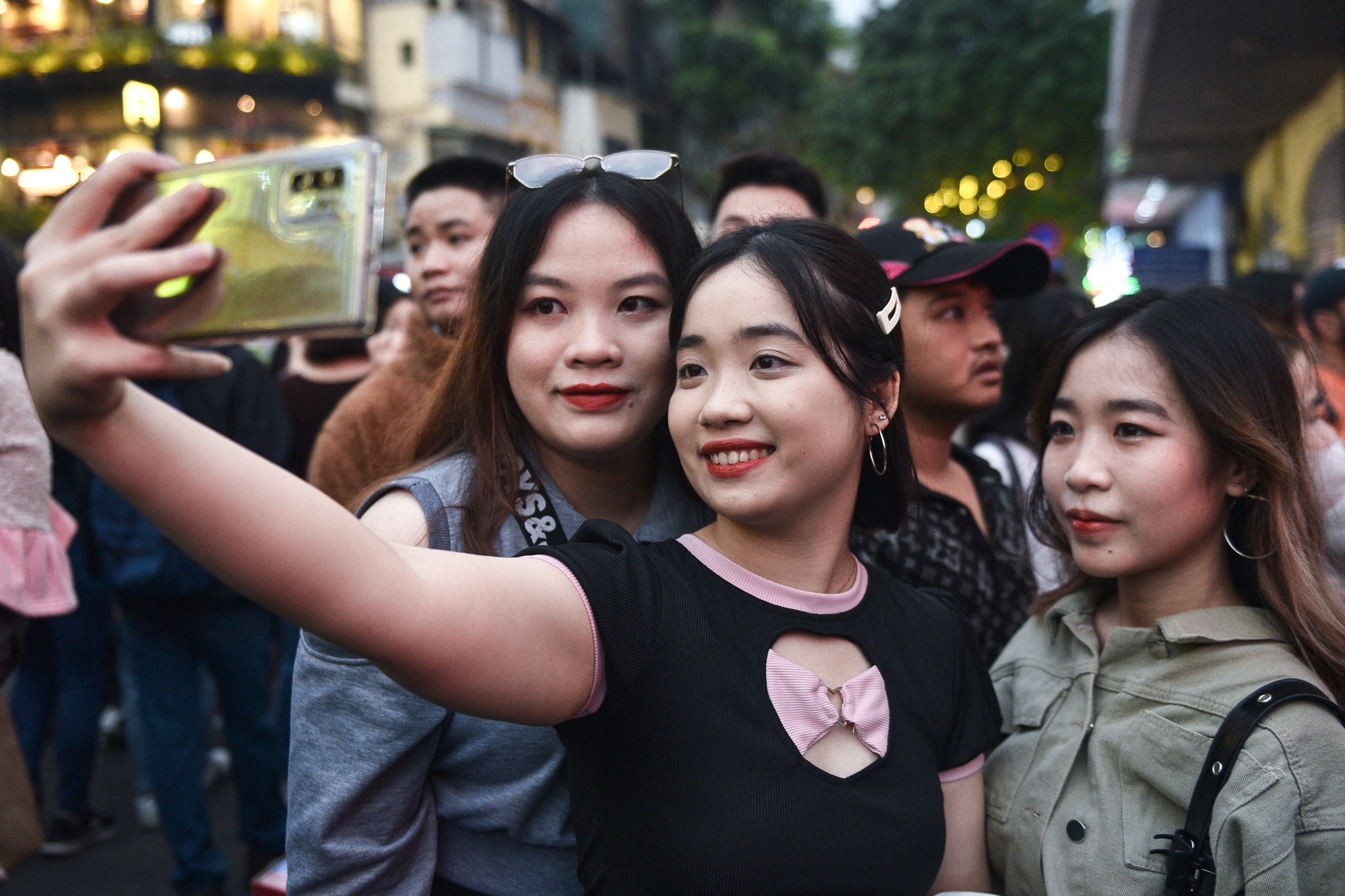 Nguoi tre chen chan cho don giao thua o Ha Noi hinh anh