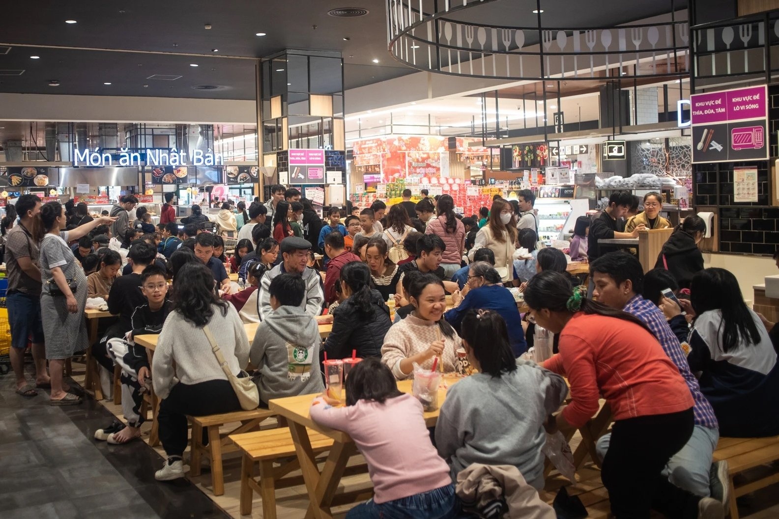 TTTM Ha Noi kin nguoi ngay cuoi nam hinh anh