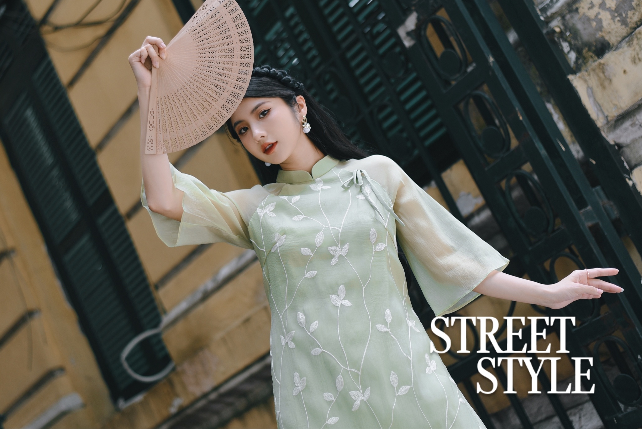 Tet chua den, ao dai da la luot pho phuong Ha Noi hinh anh