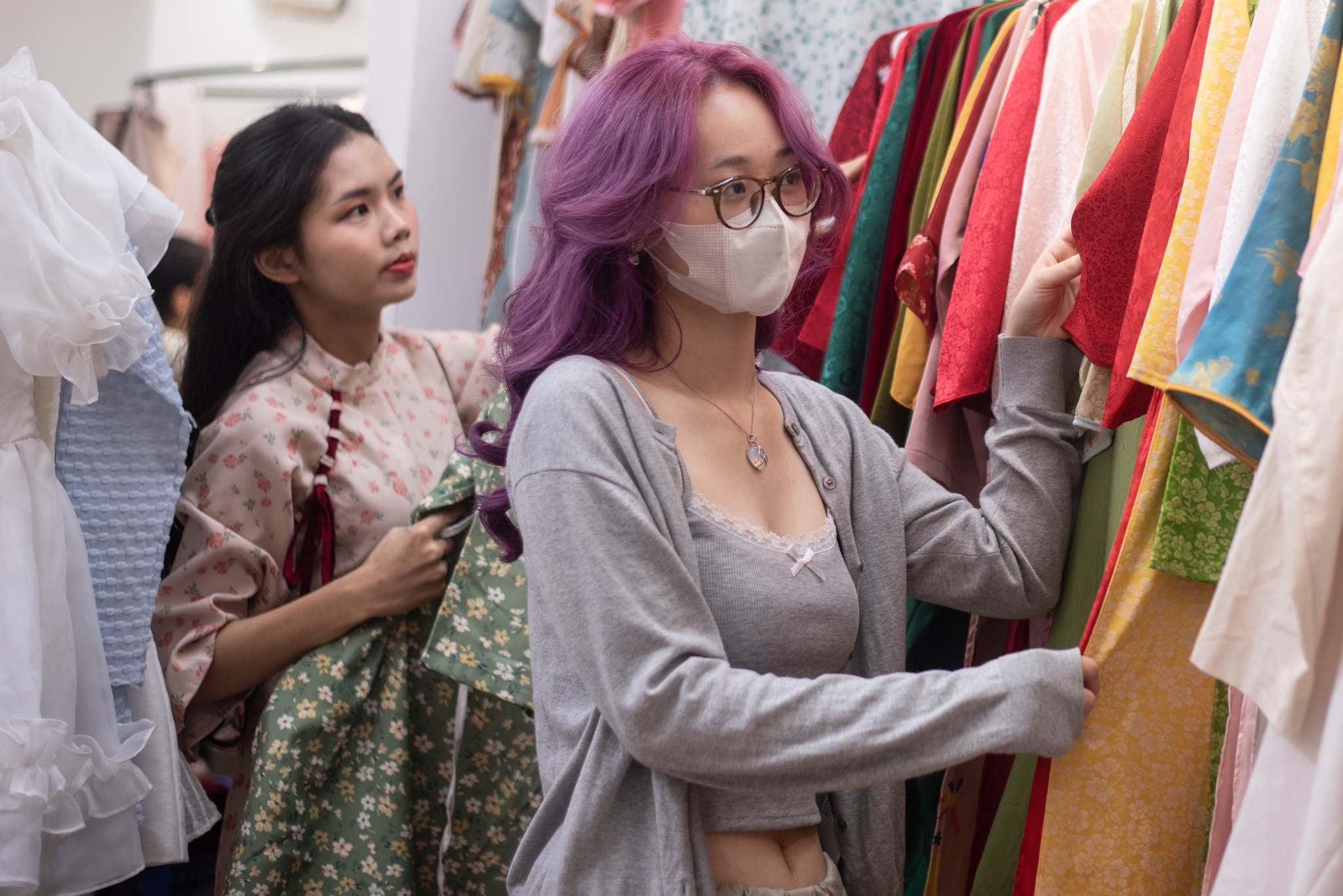 Tiem cho thue ao dai nhan gan 1.000 don truoc dip Tet hinh anh