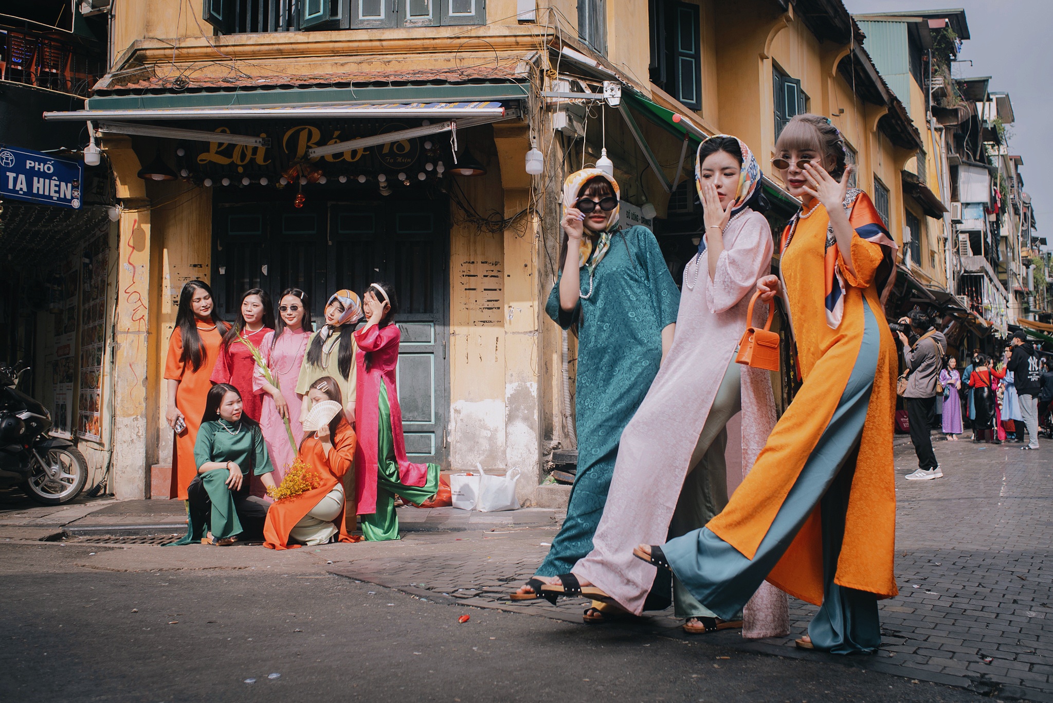 Cu 1 m2 co 10 'nang tho' tren pho Tay o Ha Noi hinh anh