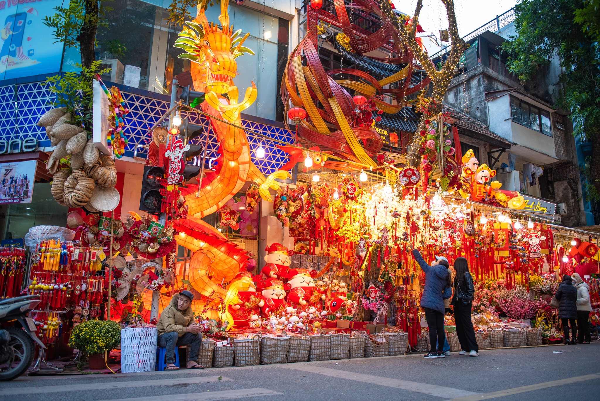 Rong khong lo tren pho Ha Noi khien nhieu nguoi thich thu hinh anh