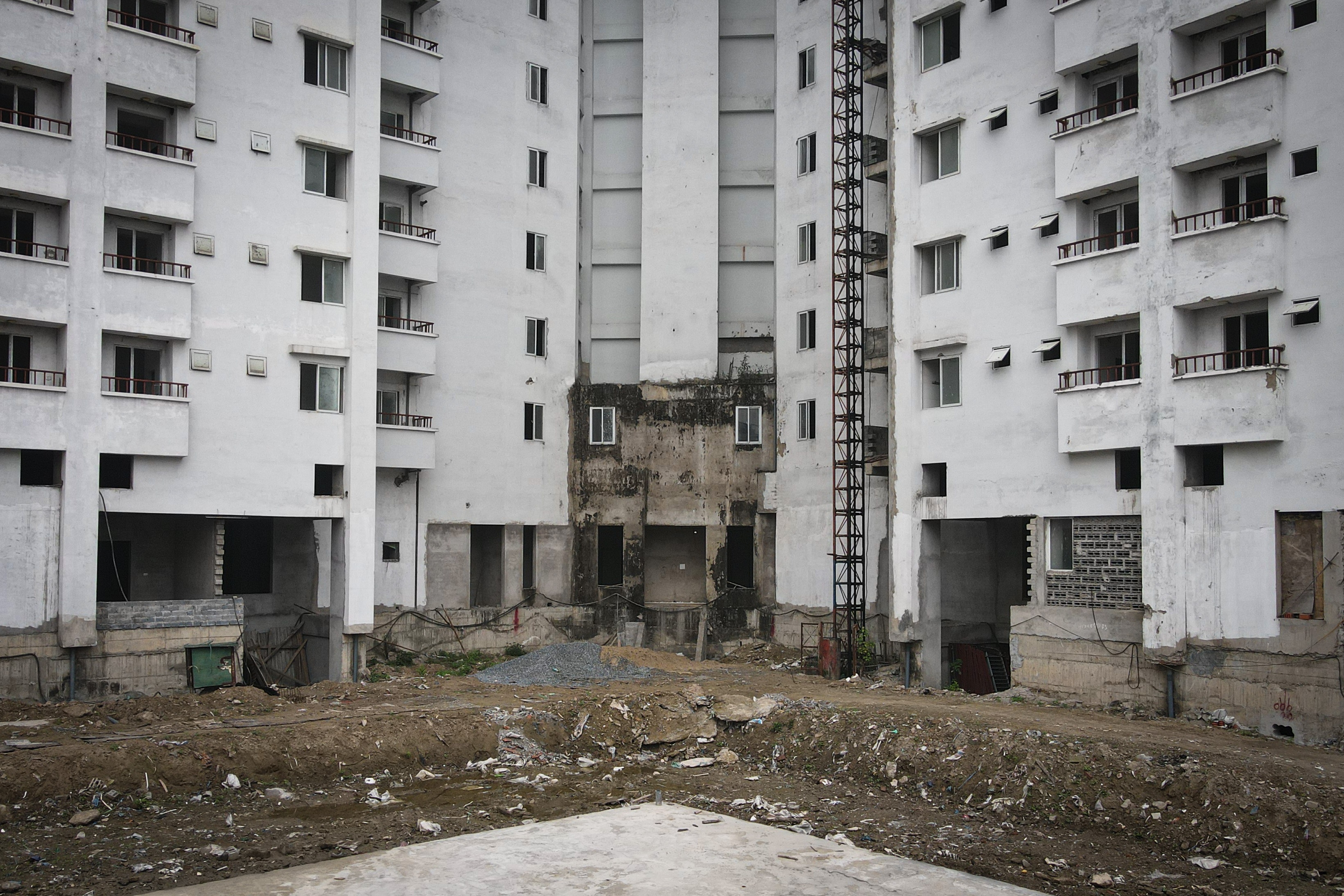 Khu tai dinh cu 220 ty dong bi bo hoang ca thap ky giua long Ha Noi hinh anh