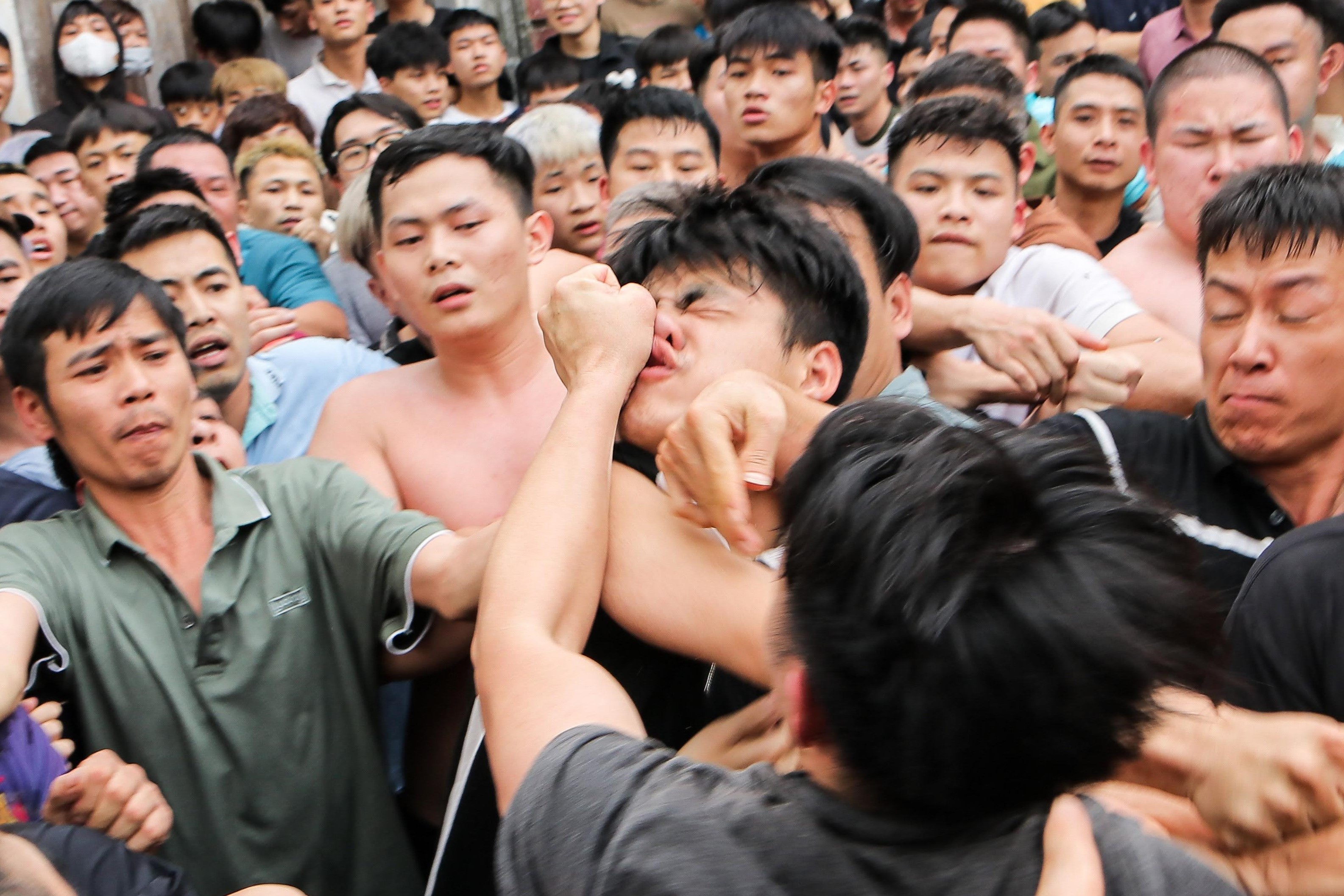 Danh nhau den kiet suc trong le hoi Giang bong lay may o Ha Noi hinh anh