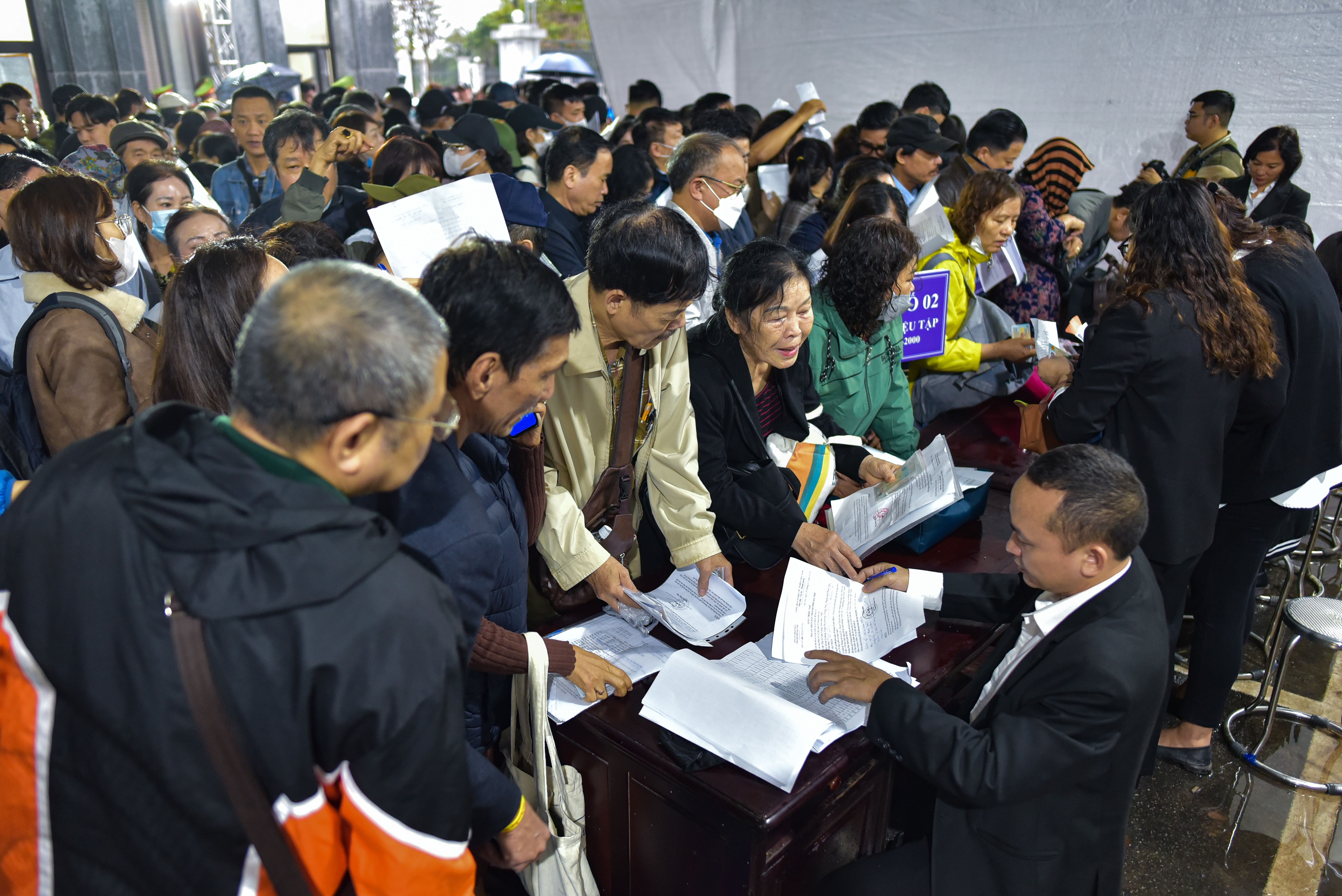 Hang nghin nguoi 'doi mua' den phien toa xet xu vu an Tan Hoang Minh hinh anh