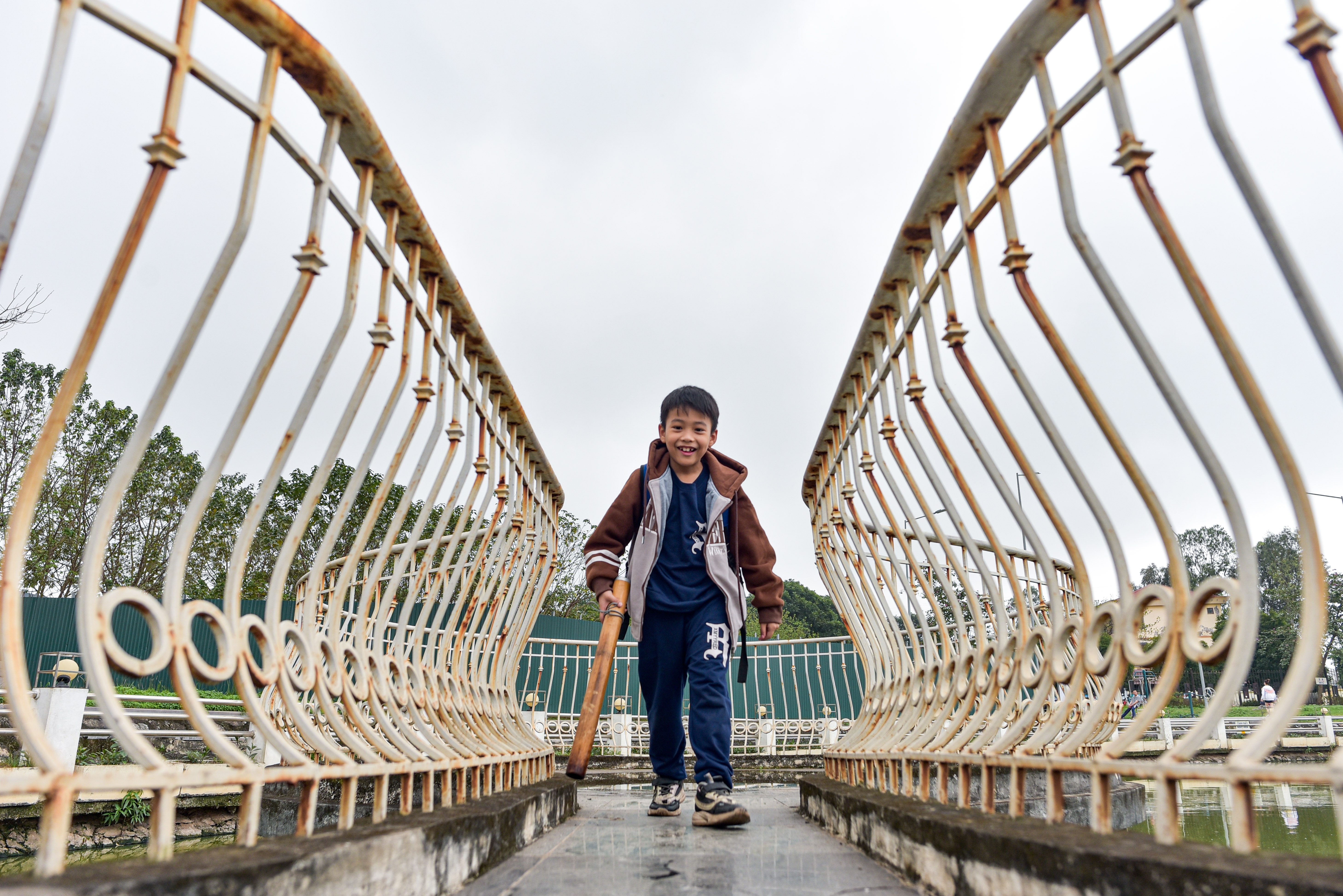 Canh trai nguoc tai hai cong vien co tao hinh doc dao o quan Ha Dong hinh anh