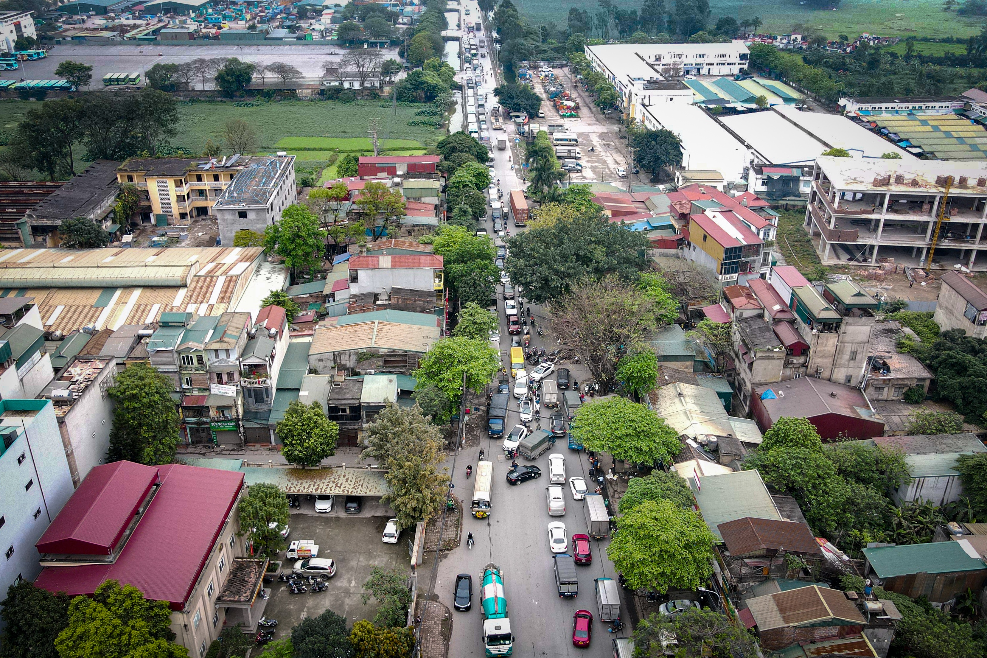 Hien trang tuyen duong o Ha Noi sap duoc chi 5.500 ty dong de cai tao hinh anh