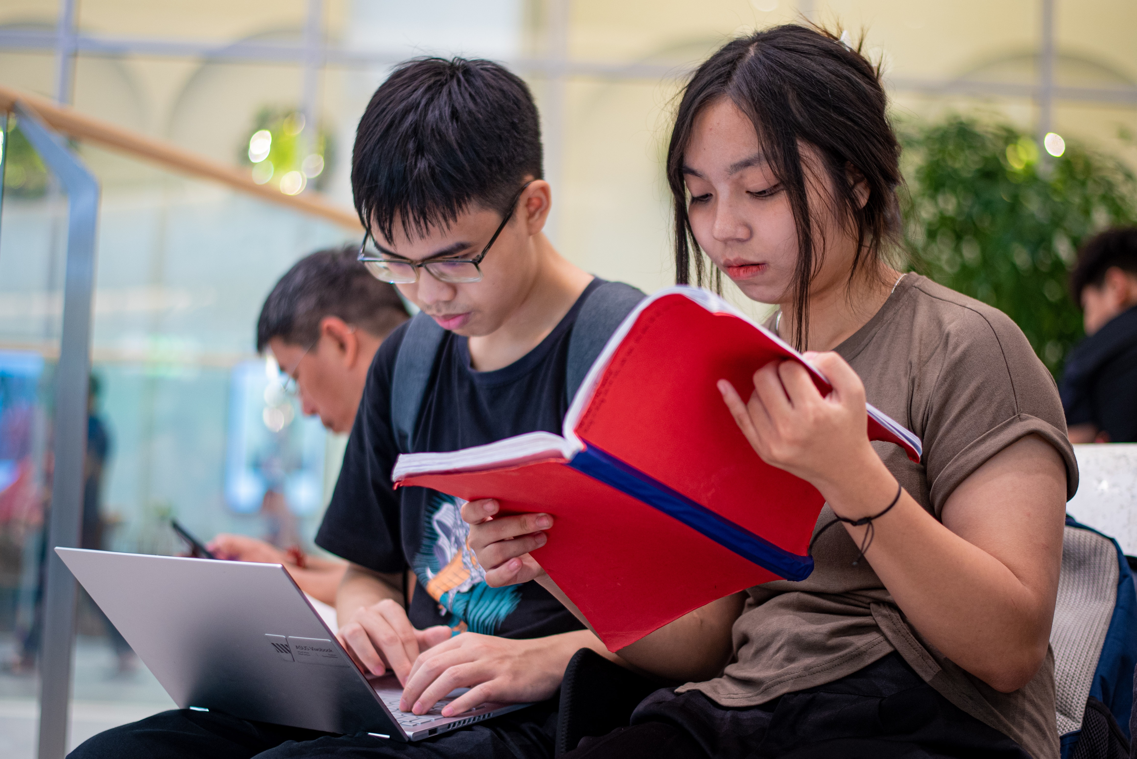 Hoc sinh mang laptop, sach vo den TTTM hoc bai ngay nghi le hinh anh