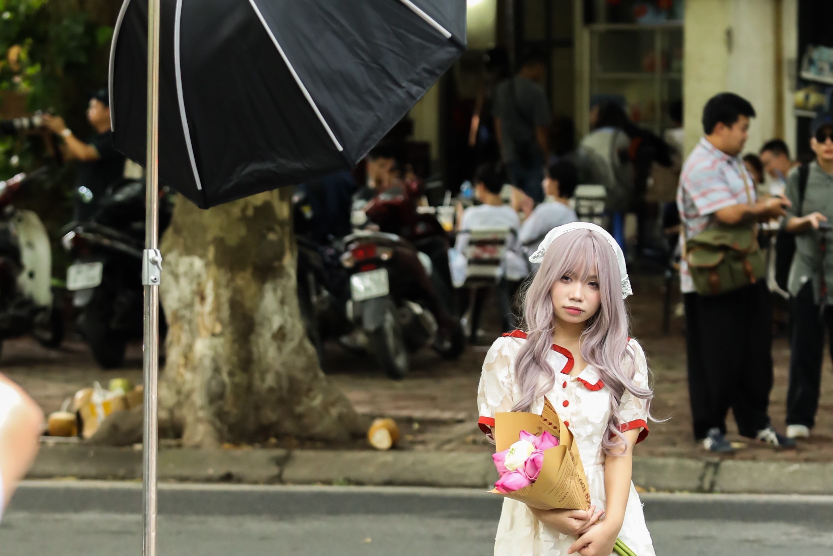 Mang ca den studio len pho Phan Dinh Phung 'song ao' hinh anh