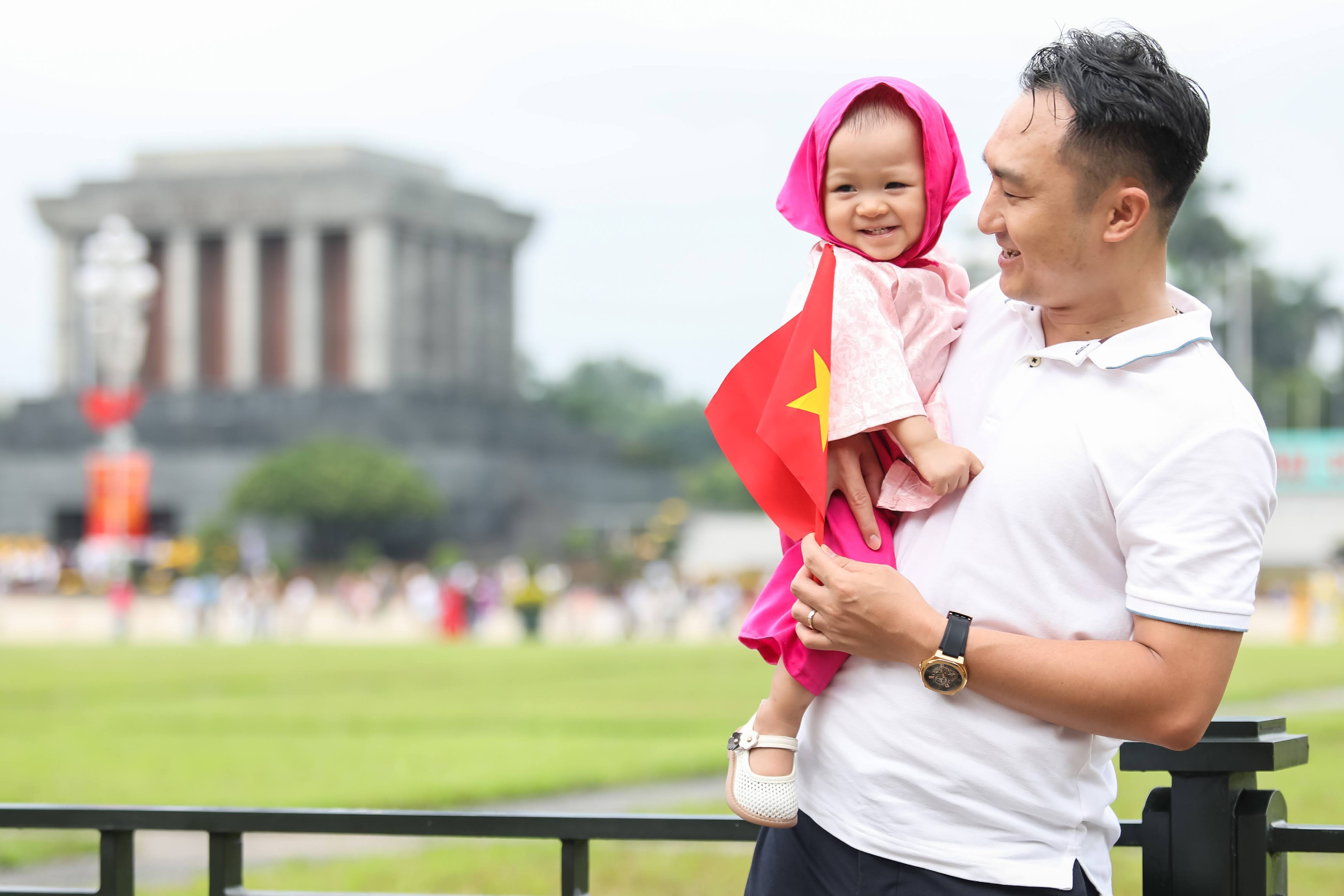 'Bup mang non' xep hang chup anh truoc Lang Bac dip Quoc khanh hinh anh