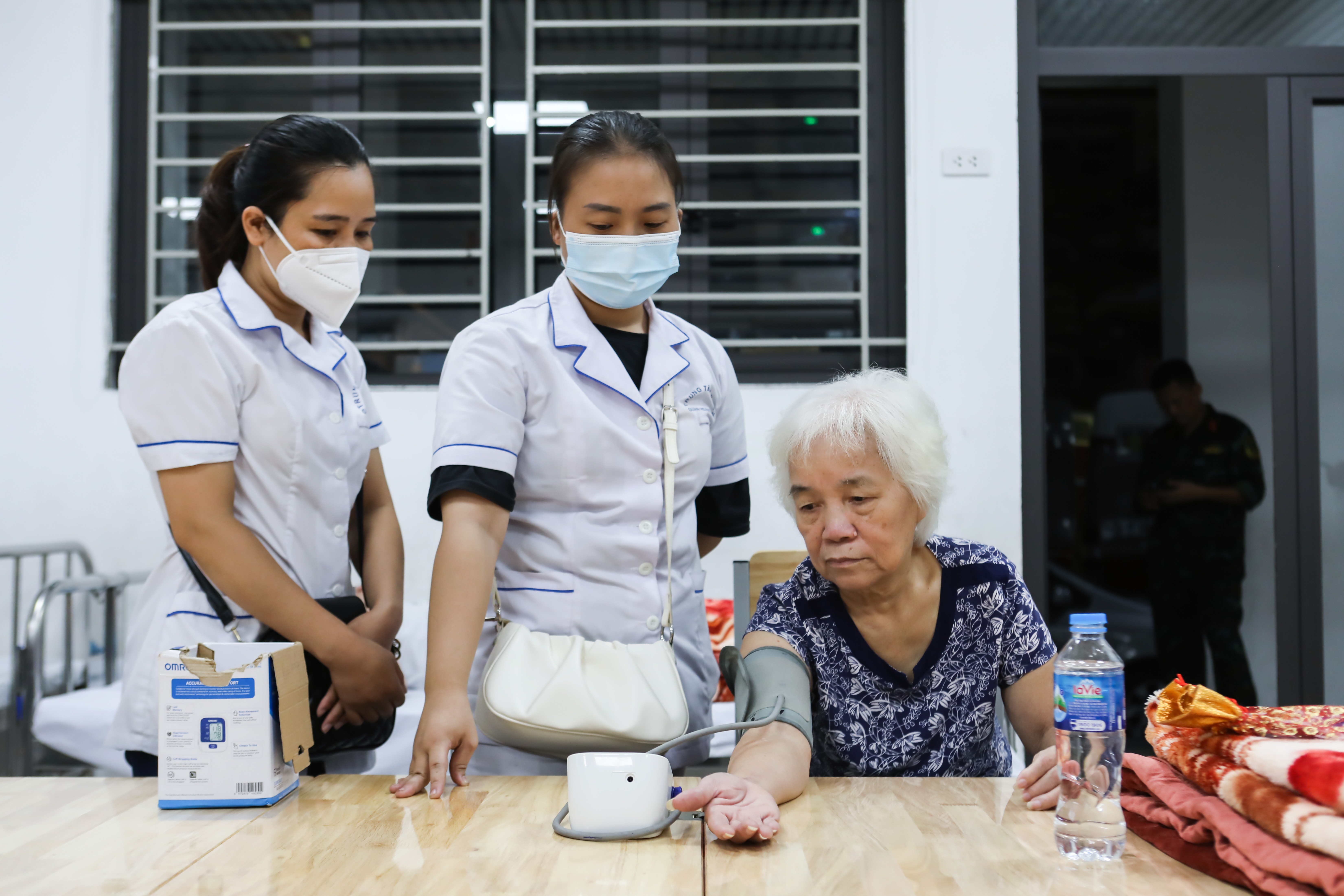 nguoi di doi tranh bao anh 13