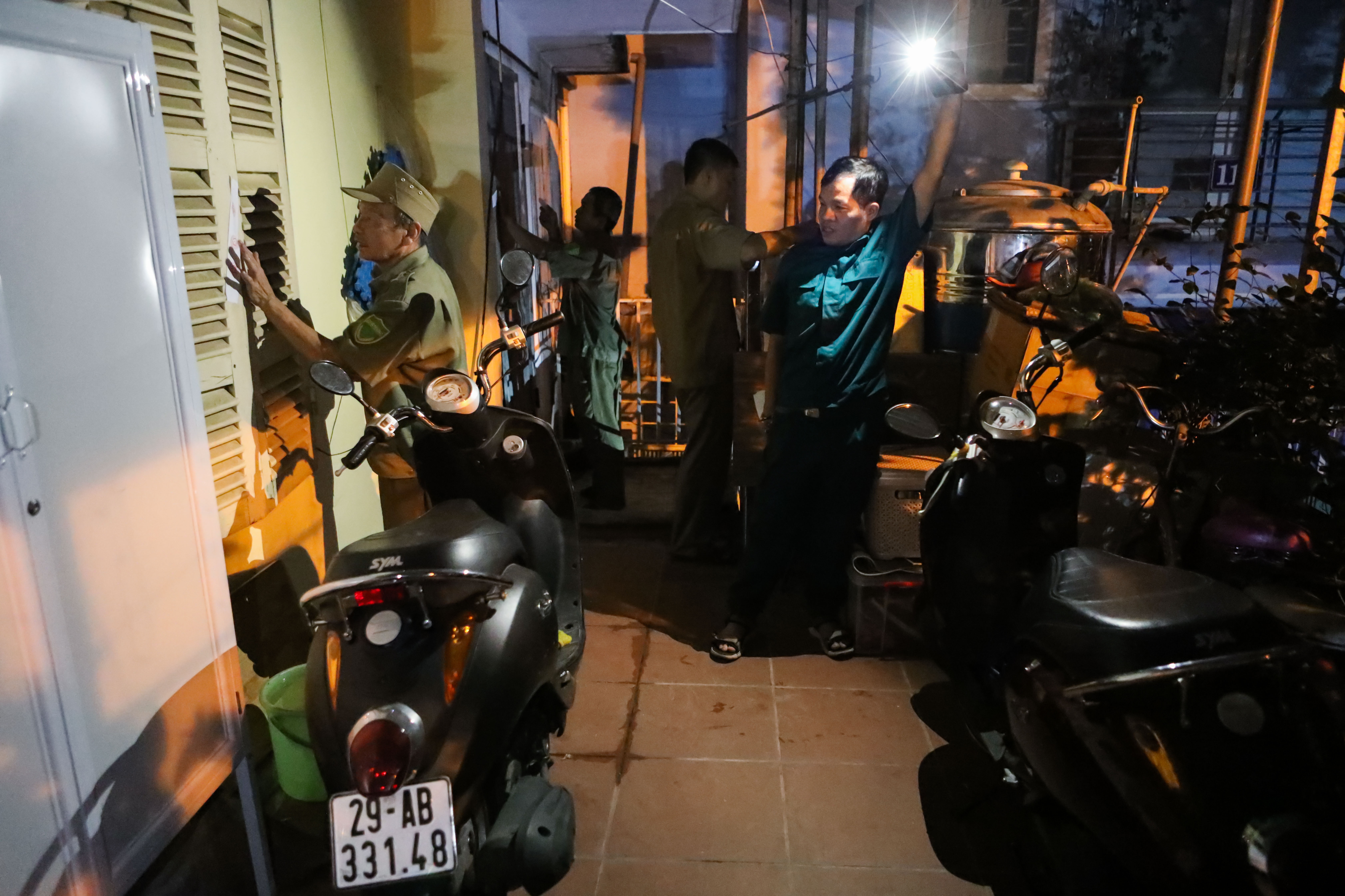 Ha Noi di doi khan cap hang tram nguoi dan trong dem tranh sieu bao hinh anh