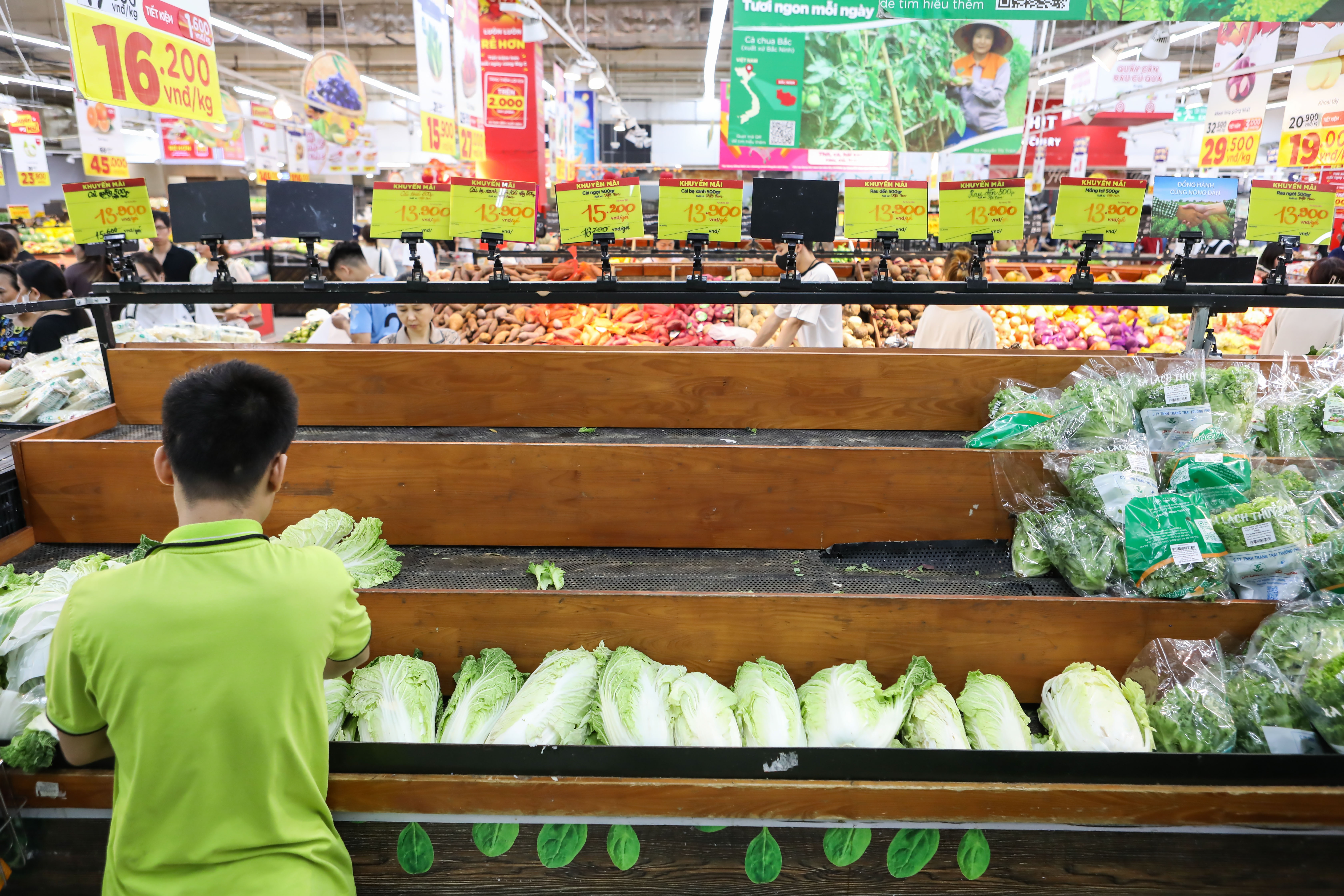 Nguoi Ha Noi do xo mua do tich tru truoc sieu bao Yagi hinh anh