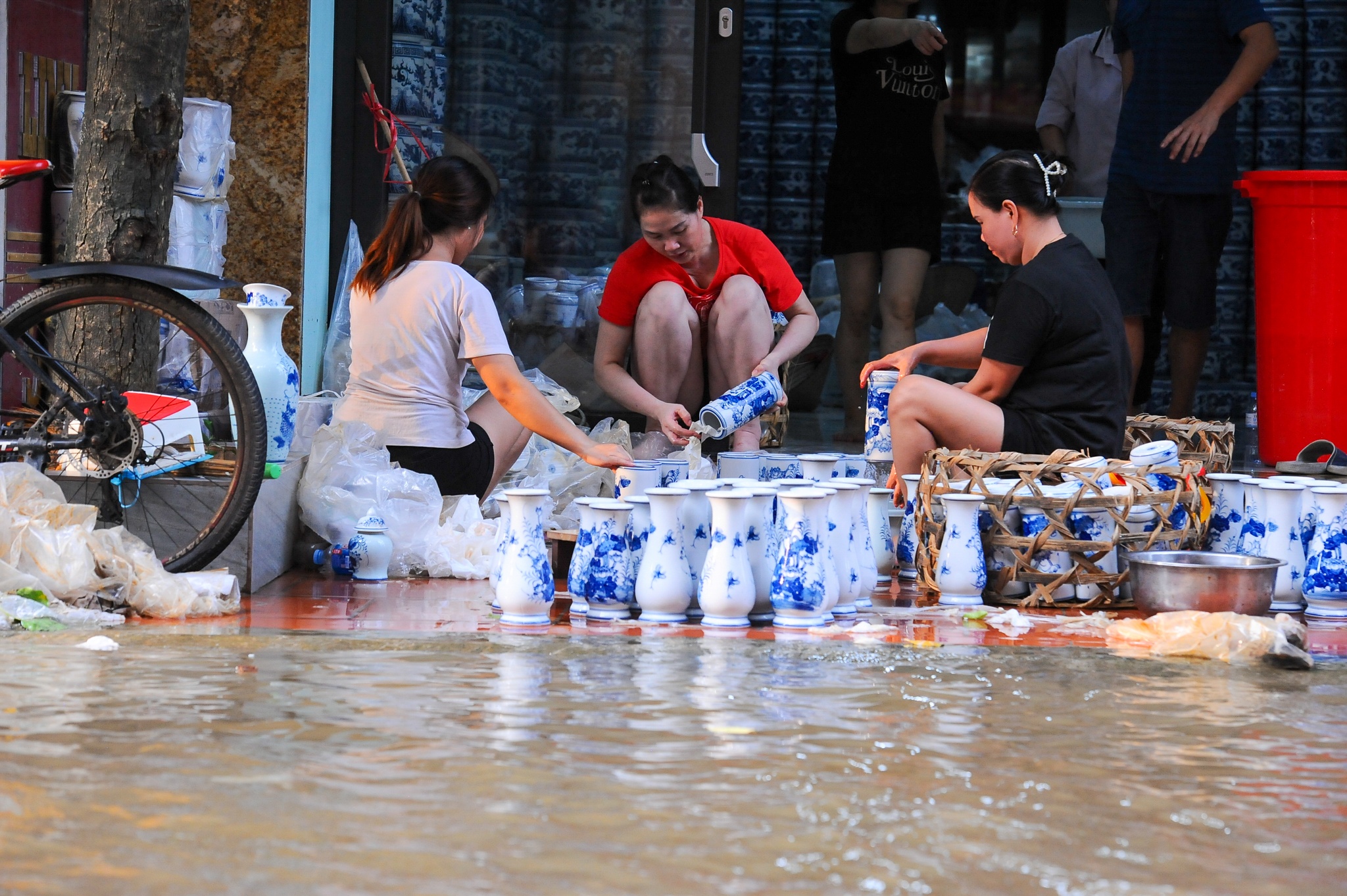 người dân dọn dẹp nhà ảnh 9 nguoi dan don dep nha anh 9