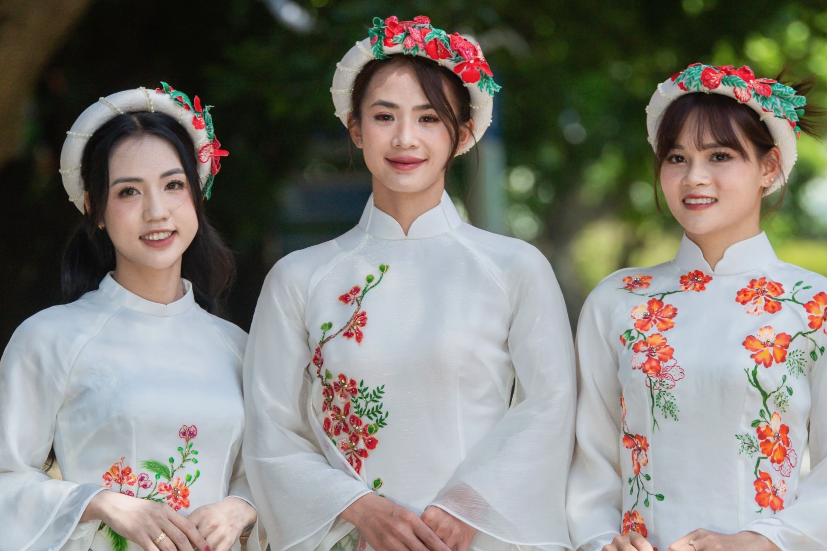 Tran Thi Duyen, Nhu Quynh thi hoa khoi ao dai voi cac cau thu quoc te hinh anh