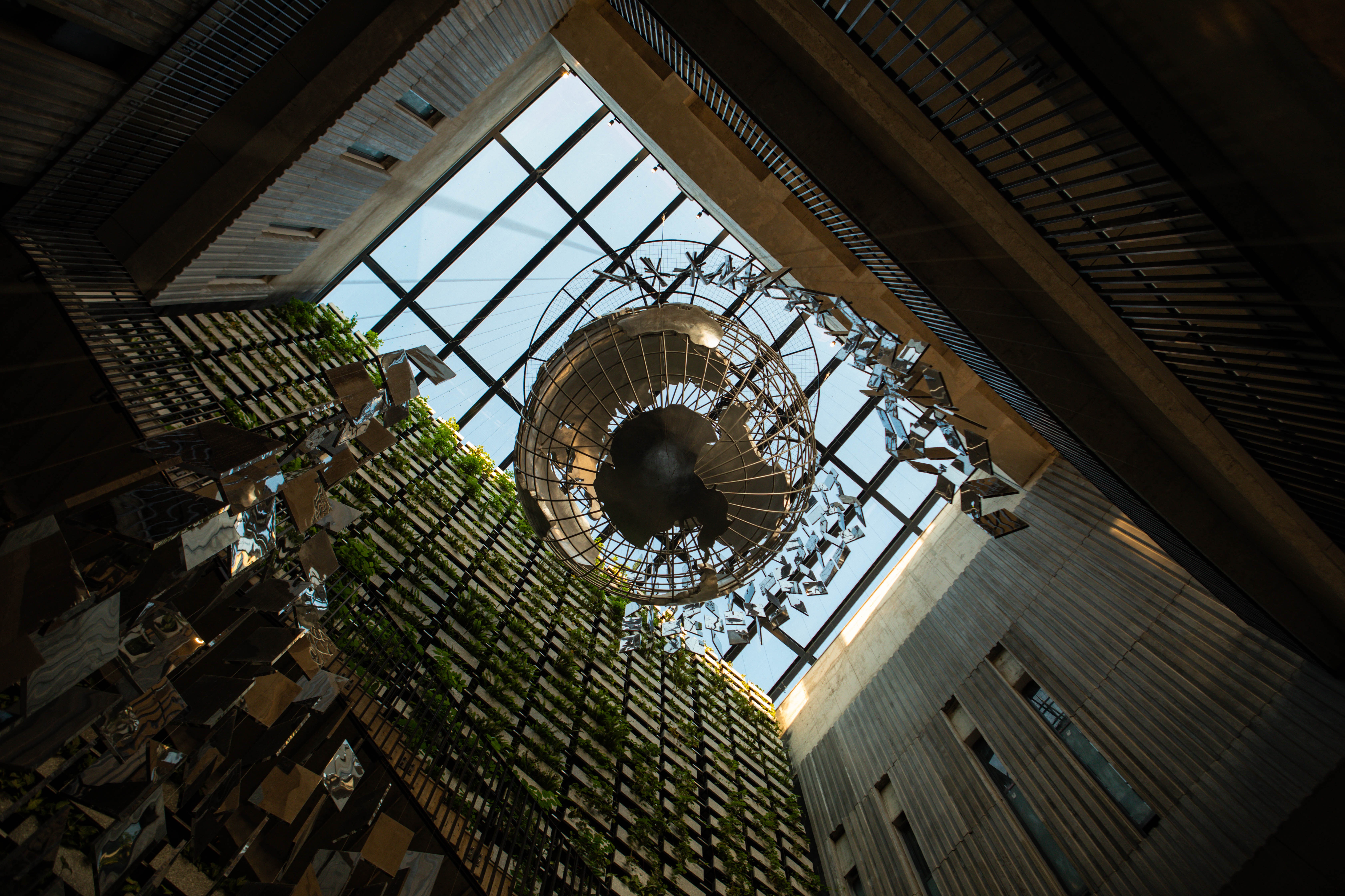 Quả địa cầu và những tấm gương phản chiếu lịch sử dựng nước và giữ nước của dân tộc Việt Nam từ thời kỳ Hùng Vương - An Dương Vương đến thế kỷ XX, qua đó khẳng định từ xa xưa, nhân dân Việt Nam đã mong muốn được hòa bình; và đã chấp nhận những khó khăn gian khổ, hy sinh xương máu để đất nước được độc lập, tự do, nhân dân được ấm no, hạnh phúc.