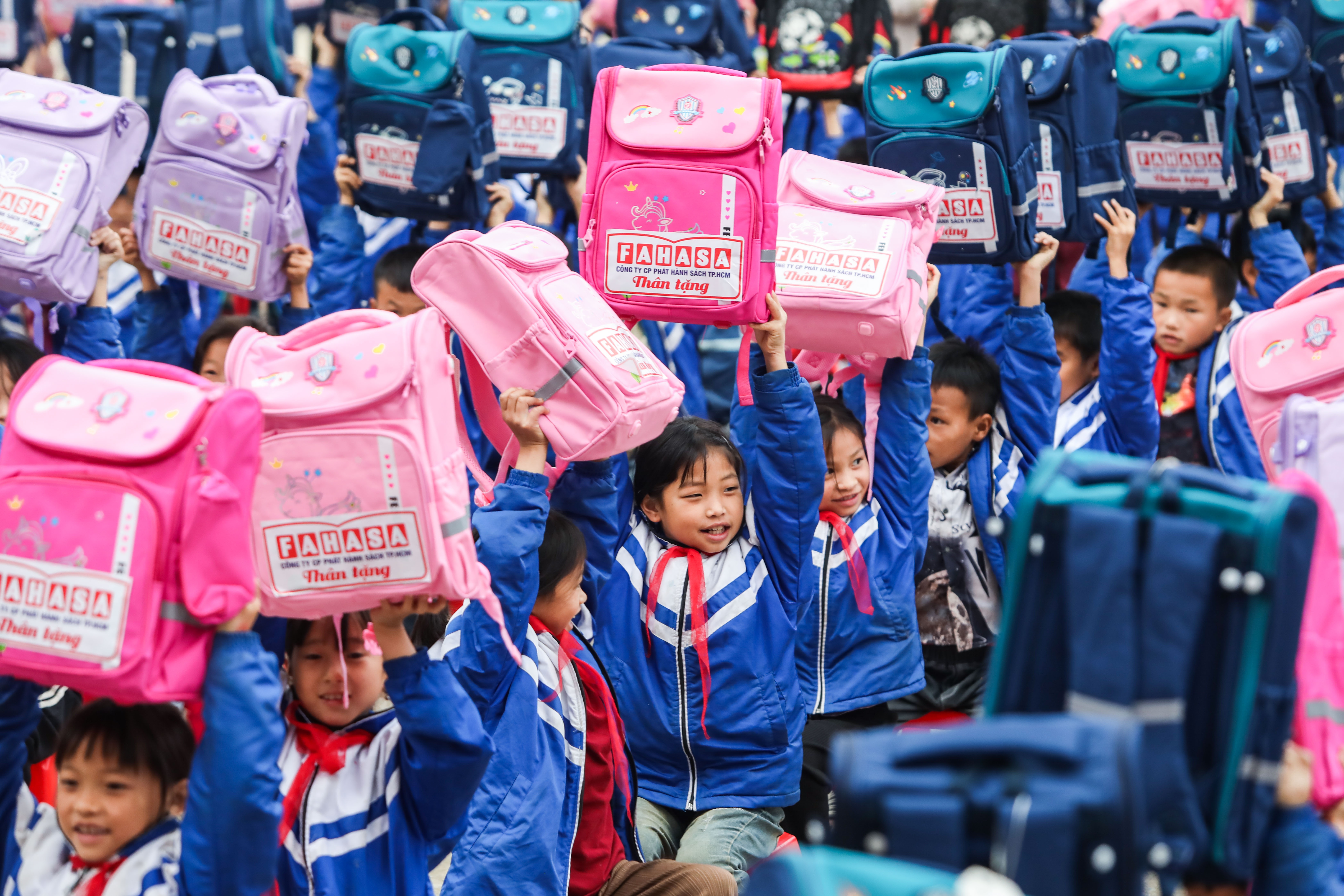 Hoi Xuat ban trao tang hang nghin phan qua toi hoc sinh Lao Cai hinh anh