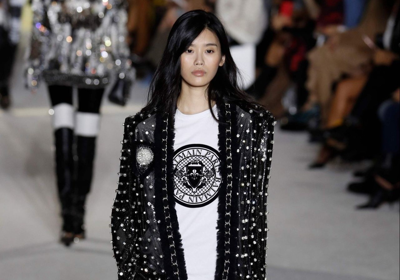 Nguoi mau Trung Quoc phai ban hang online khi mat show vi Covid-19 hinh anh