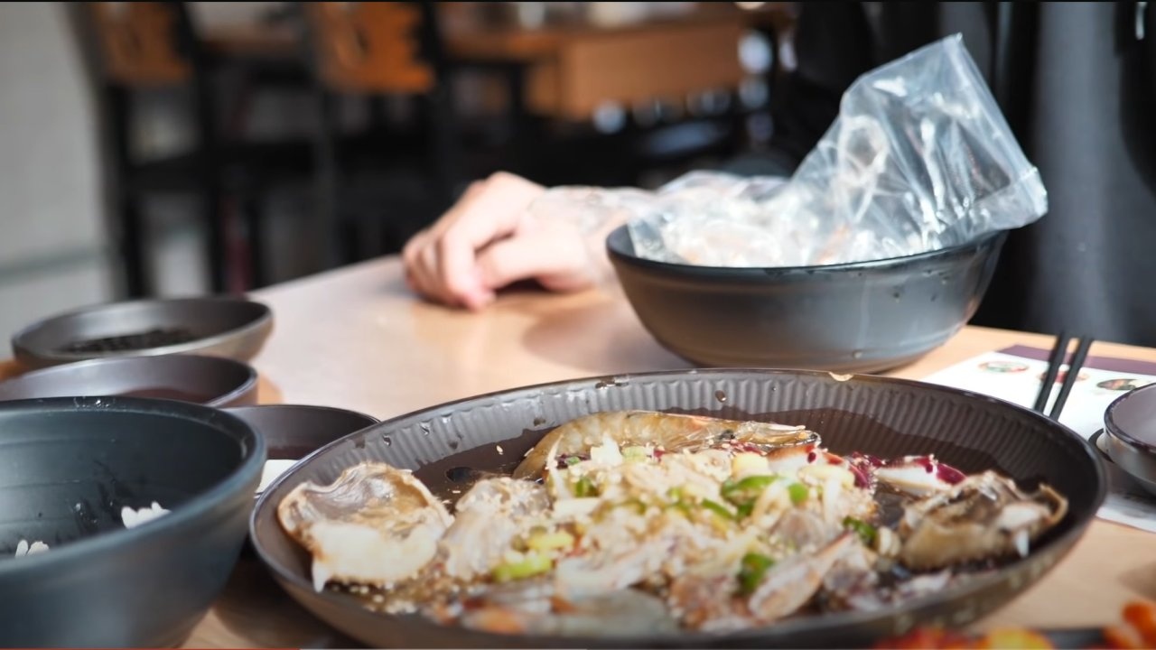 YouTuber Han lam video sai su that khien quan an dong cua hinh anh