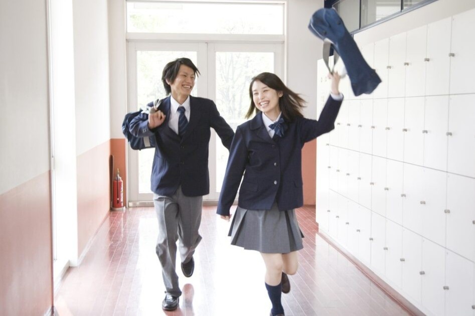 Nhat Ban tranh cai bo vay ngan voi nu sinh hinh anh