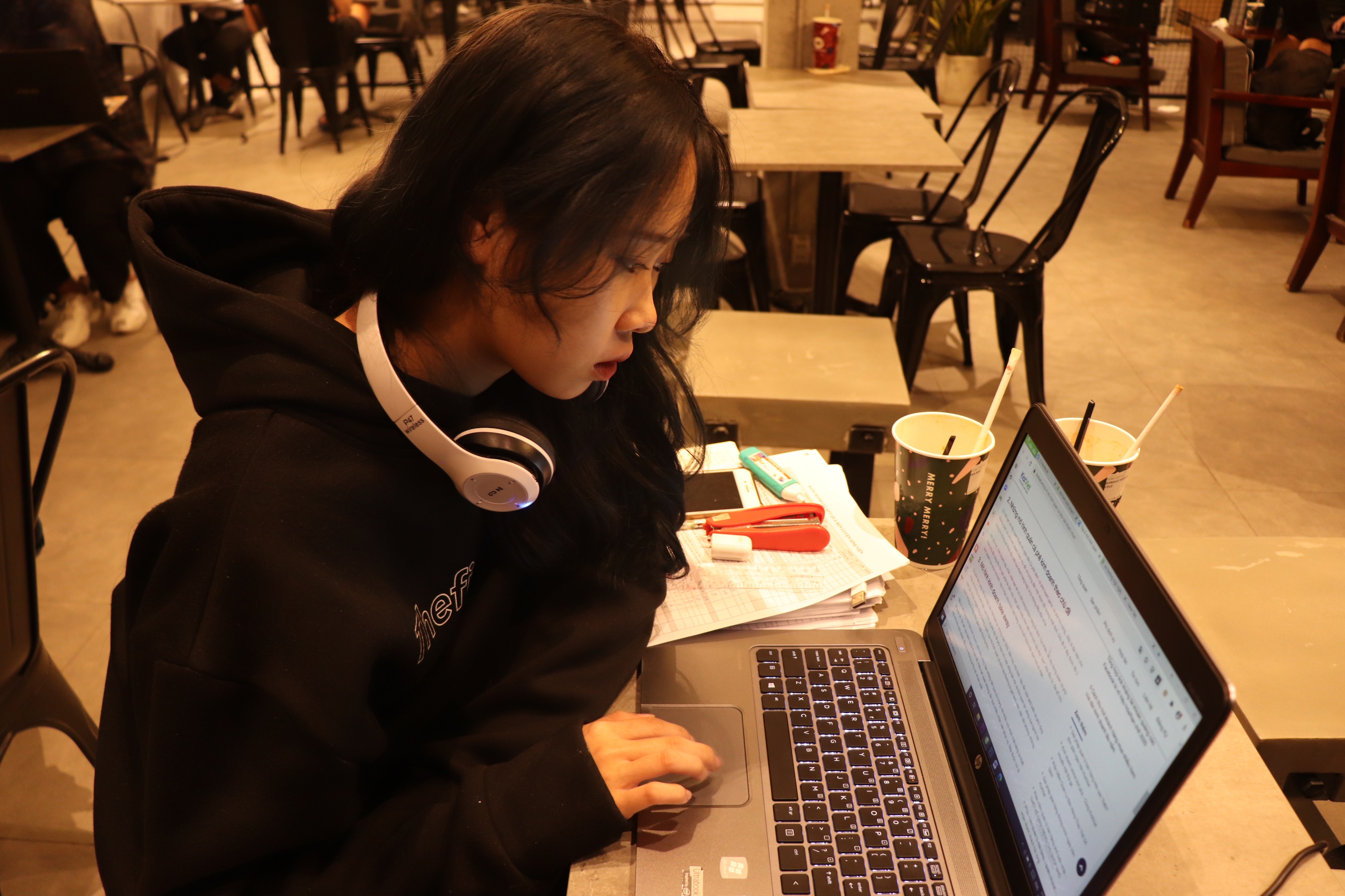 Nhieu nguoi tre TP.HCM ngu ngay cay dem o ca phe mo 24/24 hinh anh