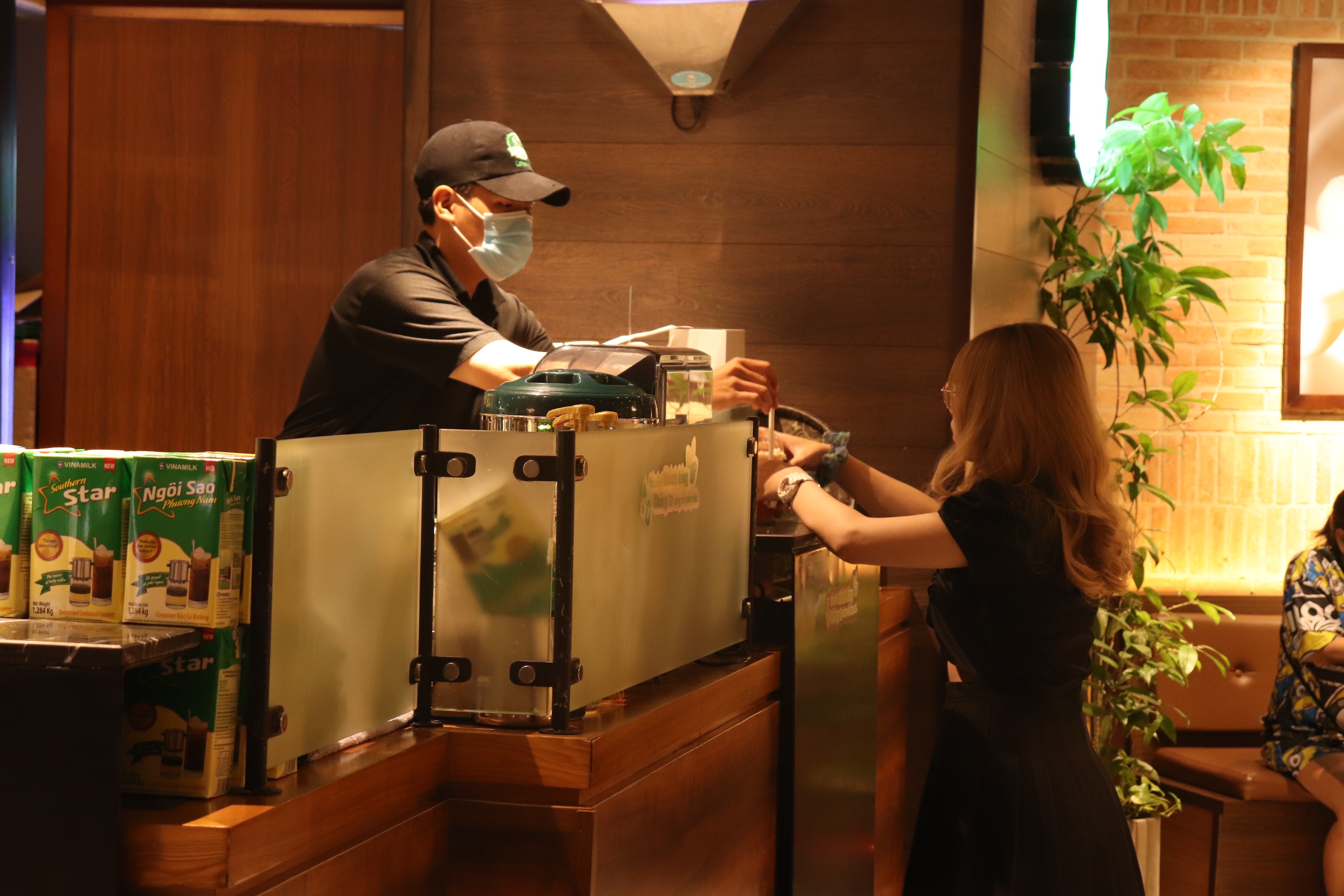 lam viec tai ca phe xuyen dem anh 3