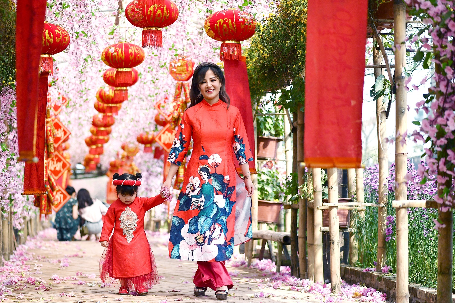 Tet nen chon du lich hay di ve nha hinh anh