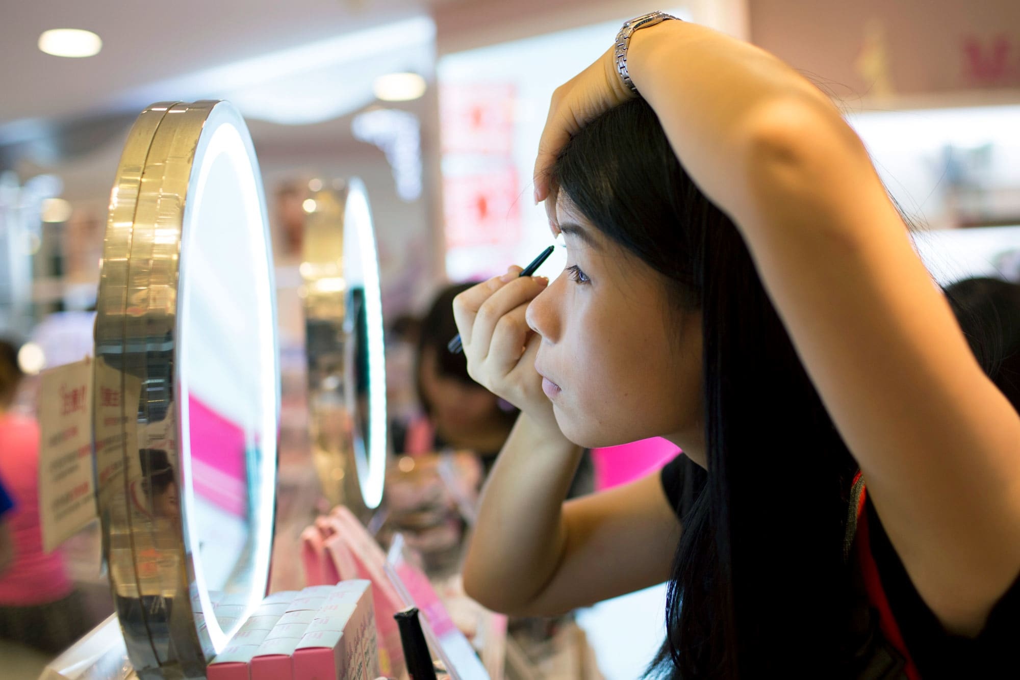 My pham e am khi phu nu khong con nhu cau trang diem hinh anh