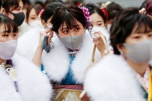 Nhat Ban bat luc vi gioi tre van vui choi trong dich hinh anh